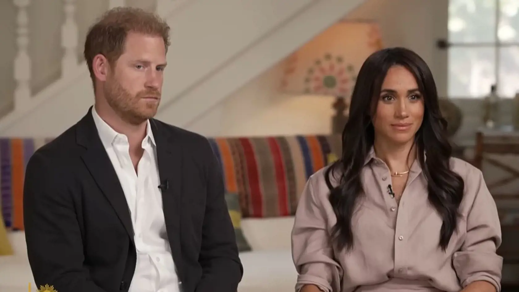 Výpovede zamestnancov pre rôzne magazíny sú tak v obrovskom rozpore a je ťažké určiť, aká je Meghan vlastne nadriadená. Samotný pár sa prostredníctvom hovorcov k novým obvineniam zatiaľ nevyjadril.