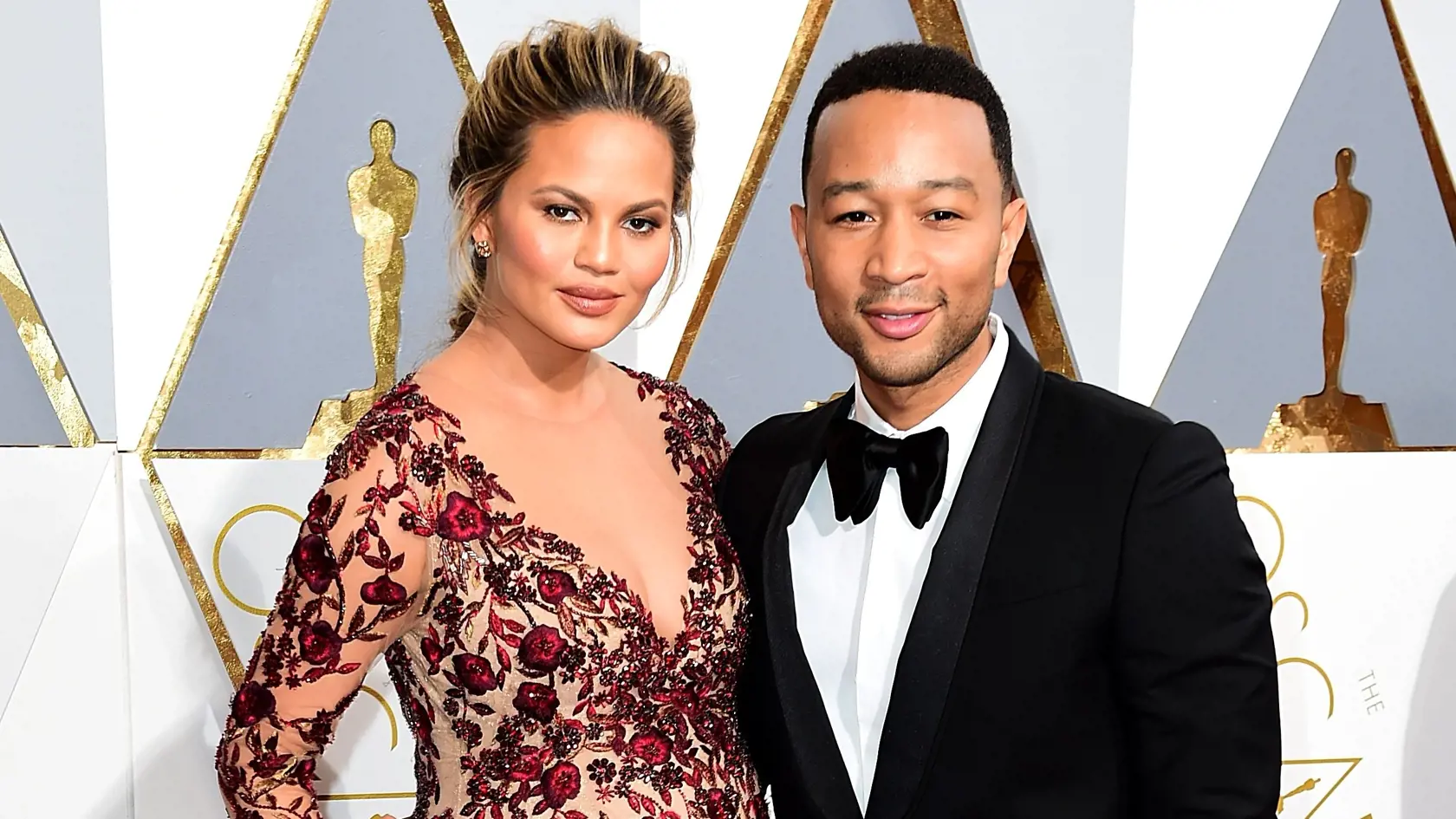 Chrissy Teigen v róbe Marchesa s manželom Johnom Legendom.