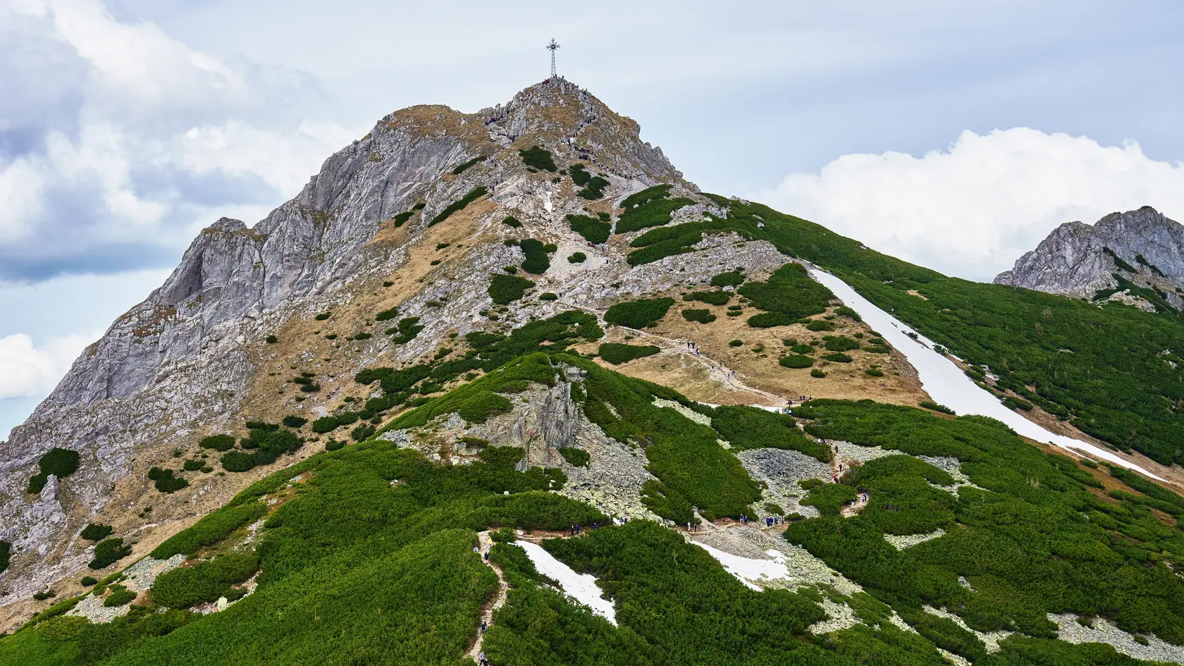Giewont je horský masív v poľských Západných Tatrách dlhý 2,7 km.