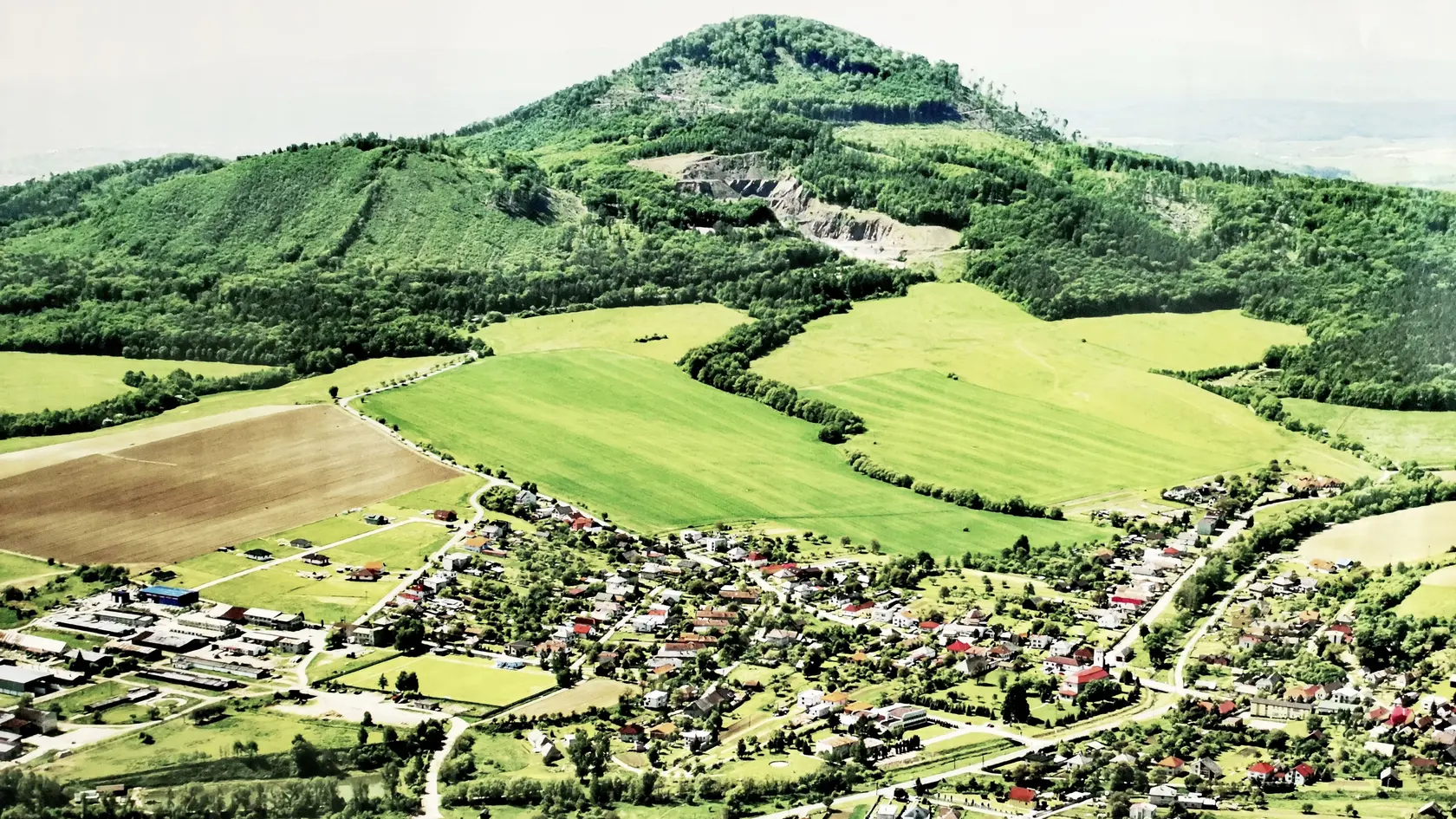 Obec leží pod vrchom Stráž v širokom údolí potoka Ternianka.