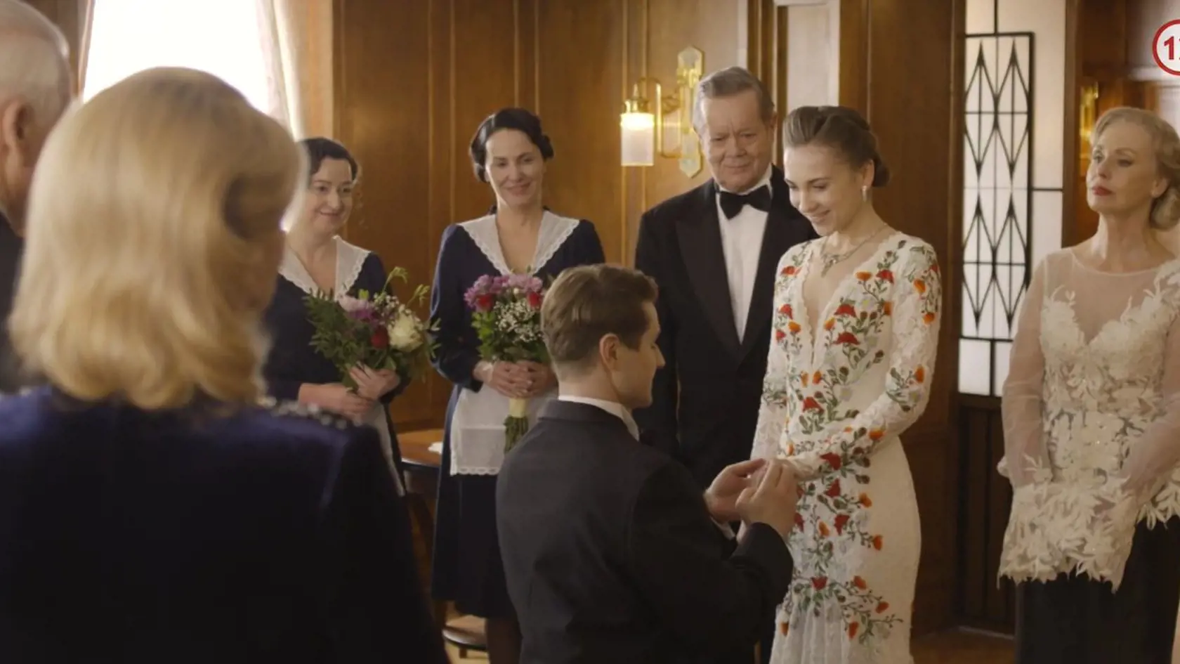 Peter požiadal Johanku o ruku. Tá v nádherných šatách len tak žiarila.
