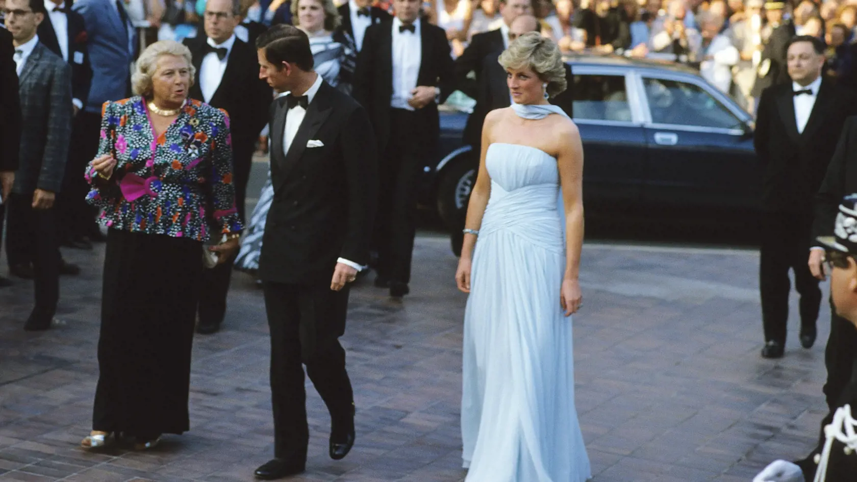 V roku 1987 zavítala do Cannes na filmový festival aj princezná Diana († 36), ktorá by nedávno oslávila svoje 60. narodeniny. Pred tým, než si dala Diana svoje krásne šaty na slávnostnú večeru, pricestovala na festival v bielom sáčku a modrej, vzorovanej sukni, taktiež z kolekcie Catherine Walker.