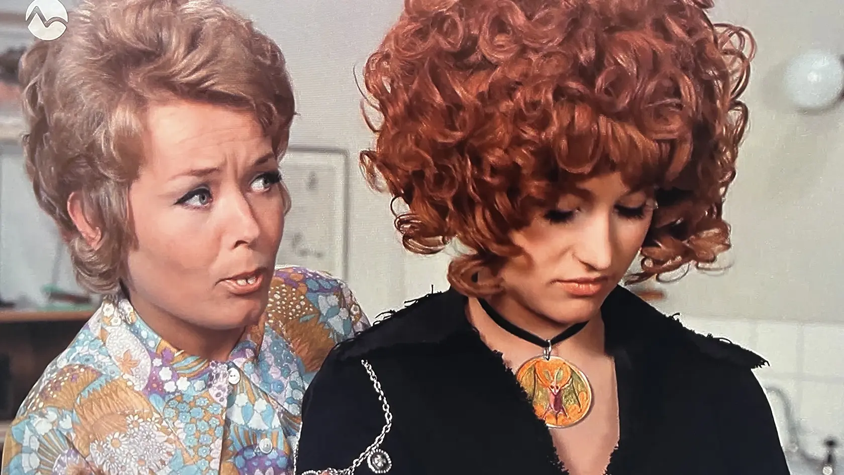Dívka na koštěti: V slávnom filme, ktorý ľudia nazývajú aj Saxana si zahrala herecká elita. Petra Černocká, Jan Hrušínský, Stella Zázvorková, Vladimír Menšík, František Filipovský, Jan Libíček, Lubomír Kostelka, Jan Kraus, Míla Myslíková, Helena Ružičková, Jaroslava Obermaierová, či Josef Bláha.