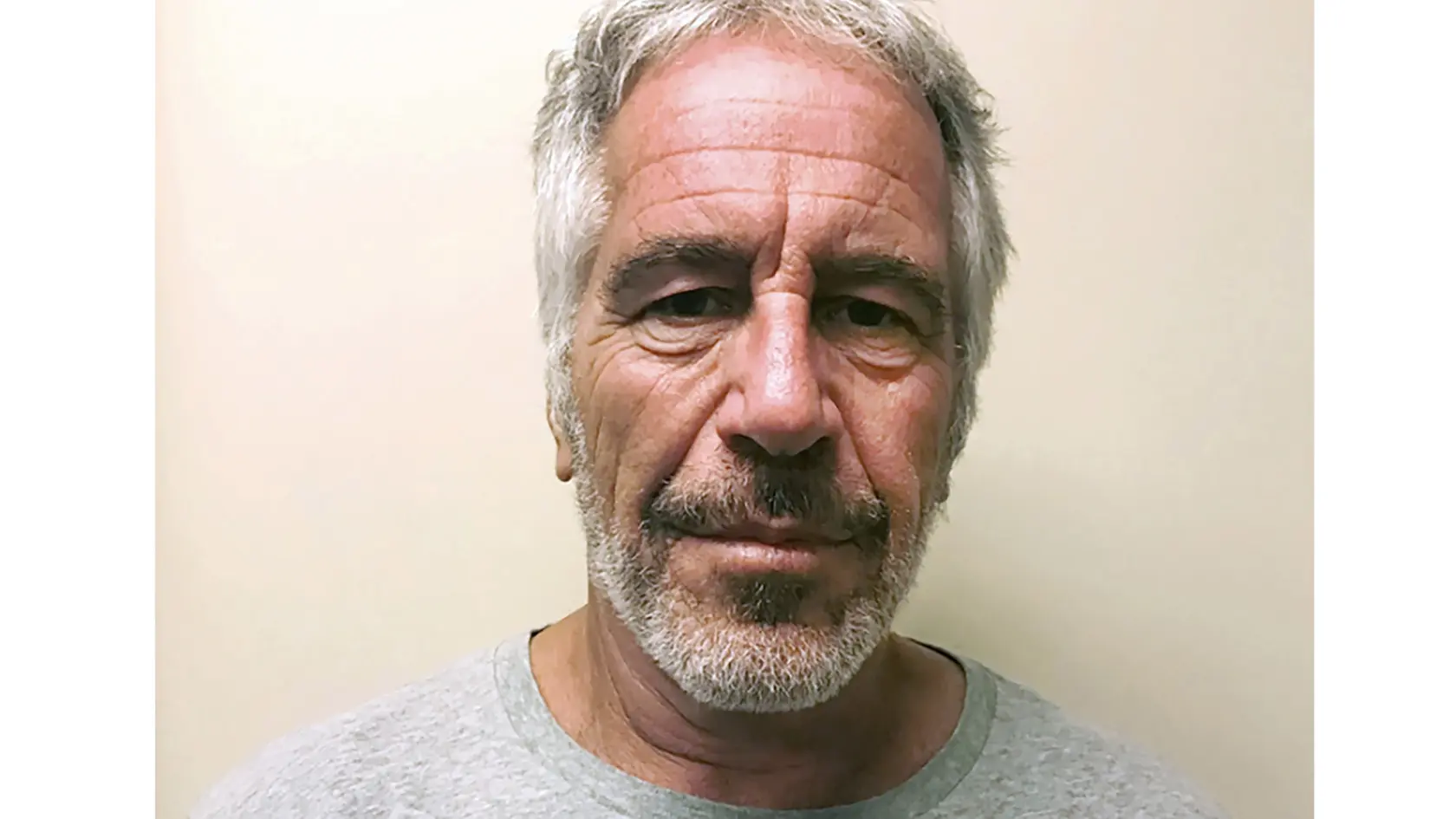 KK1 archív - Na archívnej snímke z 28. marca 2017 Jeffrey Epstein. Zosnulý americký finančník Jeffrey Epstein odsúdený za sexuálne delikty nebol vo väzení zavraždený, nevydieral prominentné osobnosti, ani si neviedol tzv. zoznam klientov. Oznámili to v pondelok 7. júla 2025 večer americké ministerstvo spravodlivosti aj Federálny úrad pre vyšetrovanie (FBI) a popreli tak mnohé konšpiračné teórie sprevádzajúce smrť prominentného finančníka. FOTO TASR/AP
FILE - This photo provided by the New York State Sex Offender Registry shows Jeffrey Epstein, March 28, 2017. (New York State Sex Offender Registry via AP, File)
