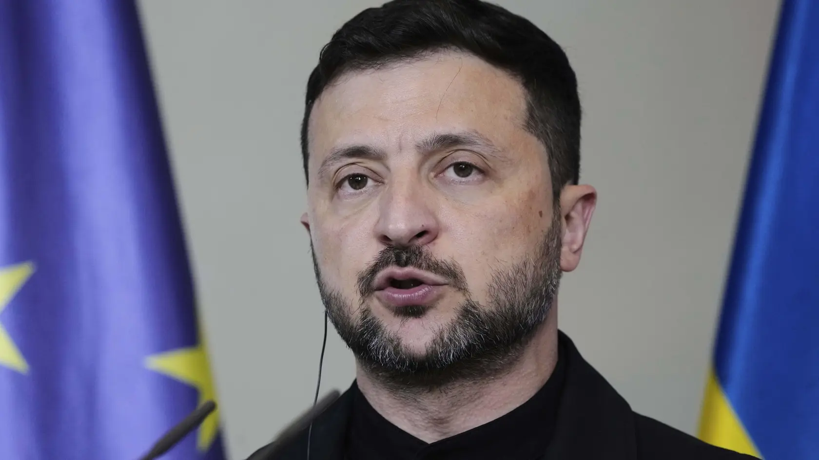 WA 29 Berlín - Ukrajinský prezident Volodymyr Zelenskyj  počas spoločnej tlačovej konferencie s nemeckým kancelárom Friedrichom Merzom v Berlíne v stredu 28. mája 2025. FOTO TASR/AP

Ukraine's President Volodymyr Zelenskyy attends a news conference at the chancellery in Berlin, Germany, Wednesday, May 28, 2025.(AP Photo/Markus Schreiber)
