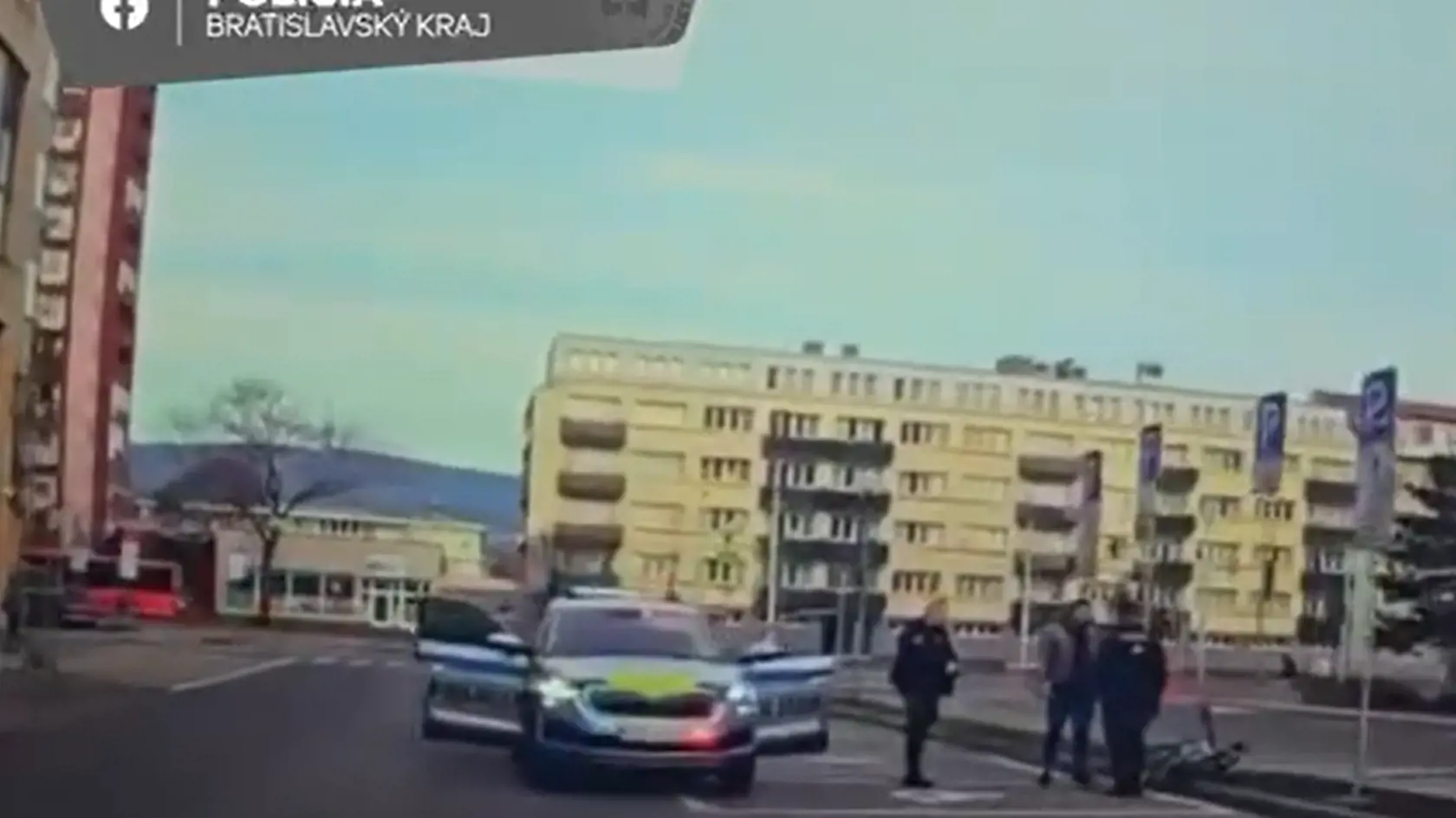 V nedeľu ráno si myslel, že si ho nikto nevšimne a pokúsil sa ukradnúť dva bicykle.