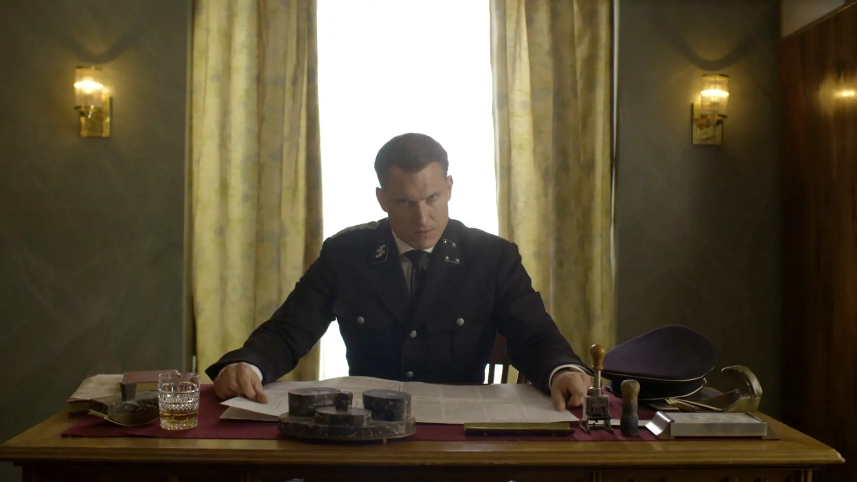 Ján Koleník ako Walter Klaus na zábere zo 7. série seriálu Dunaj, k vašim službám.