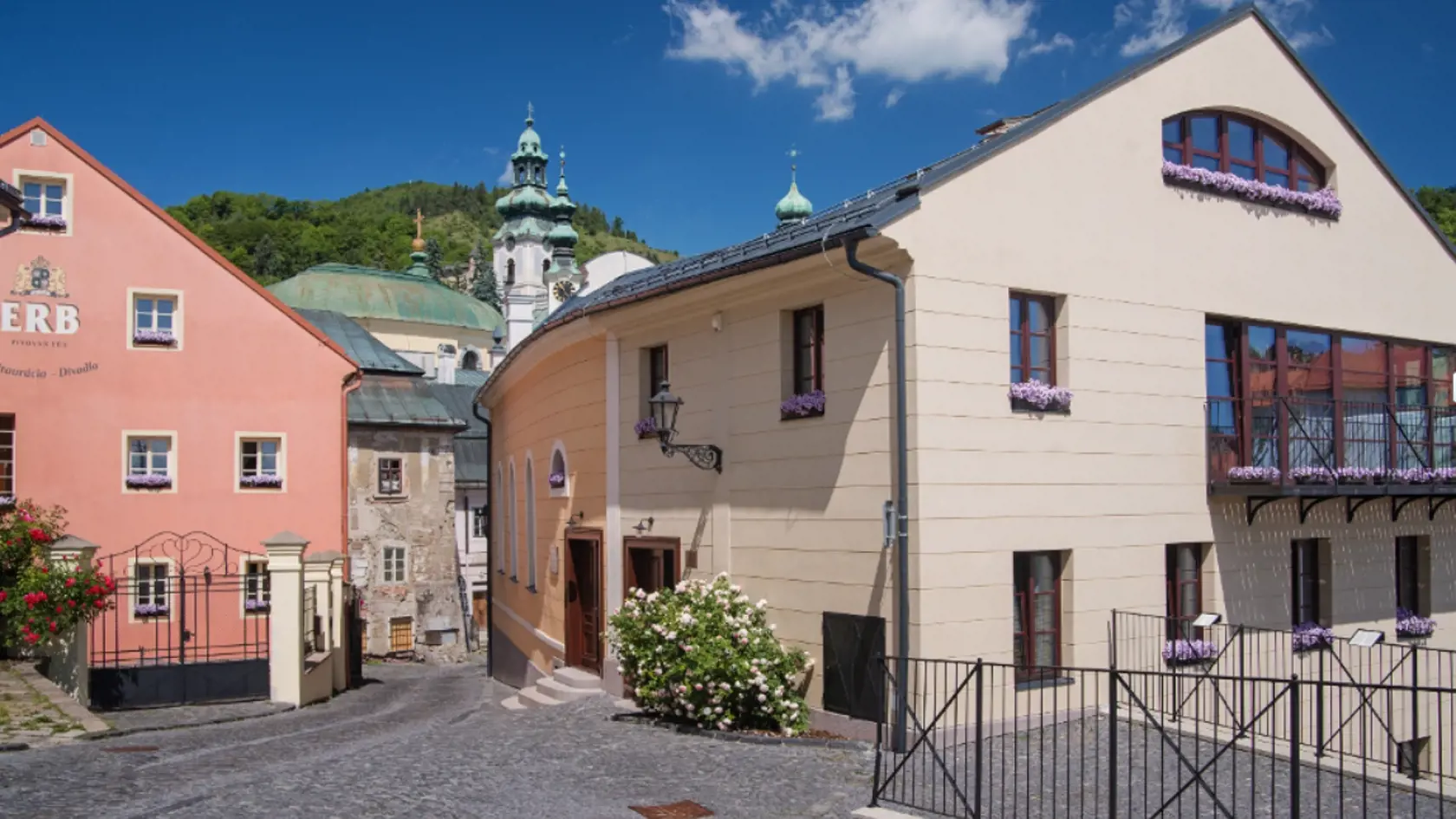 Komplex pivovaru a ostatných prevádzok i divadla sa nachádza v historickom centre Banskej Štiavnice.