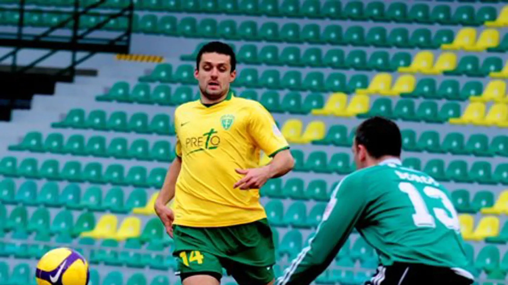 Tomáš Oravec strieľa prvý gól domácich.