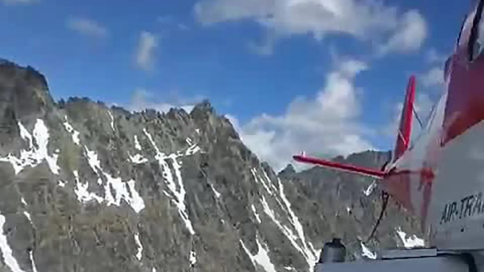 Horskí a leteckí záchranári zasahovali v sobotu popoludní vo Vysokých Tatrách po páde troch osôb z jedného zo žľabov Dračieho štítu na snehové pole v Zlomiskovej doline.