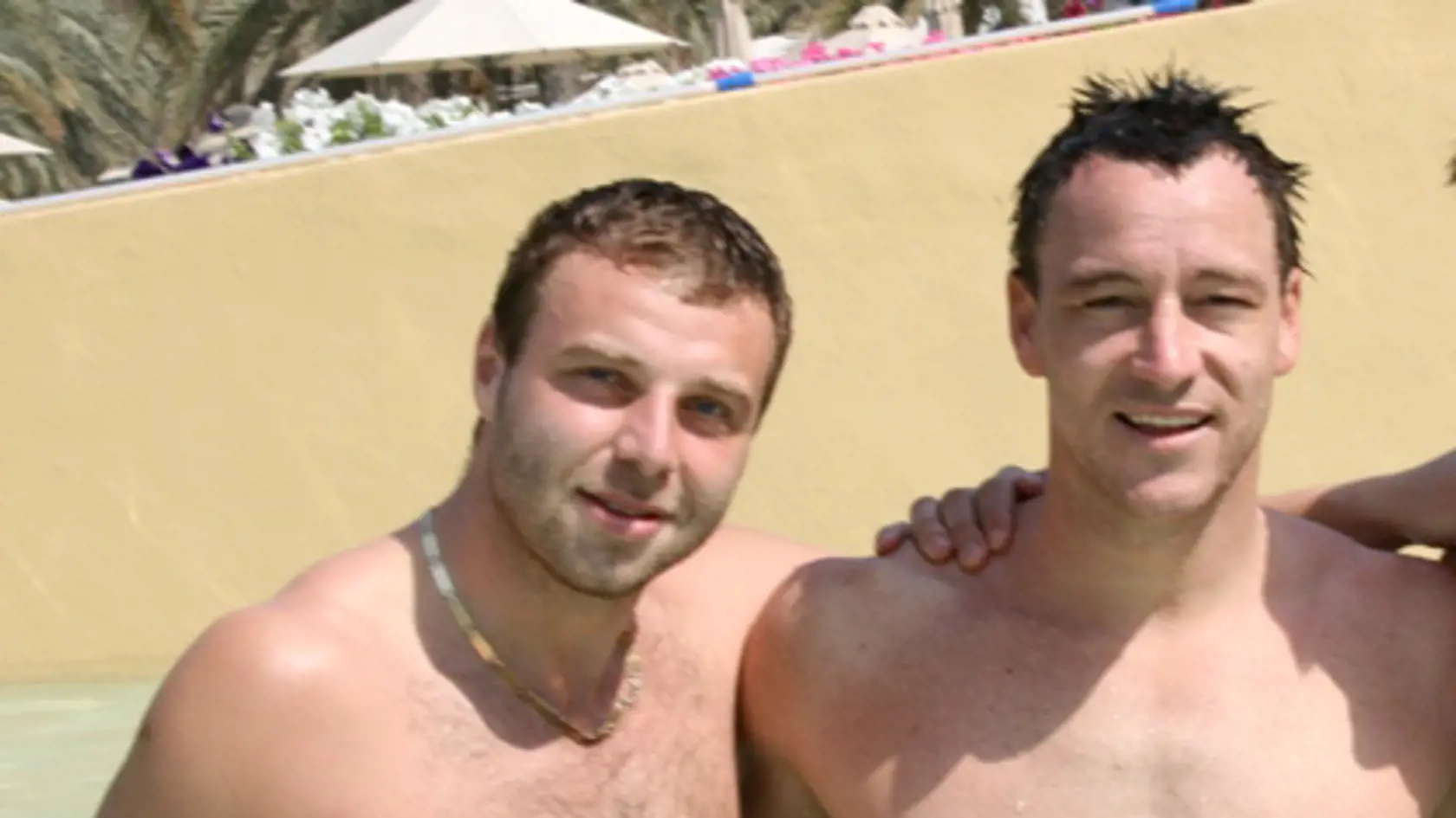 Futbalový
reprezentant Anglicka
John Terry (vpravo)
bez problémov
si zapózoval
s Tomášom
Starostom.