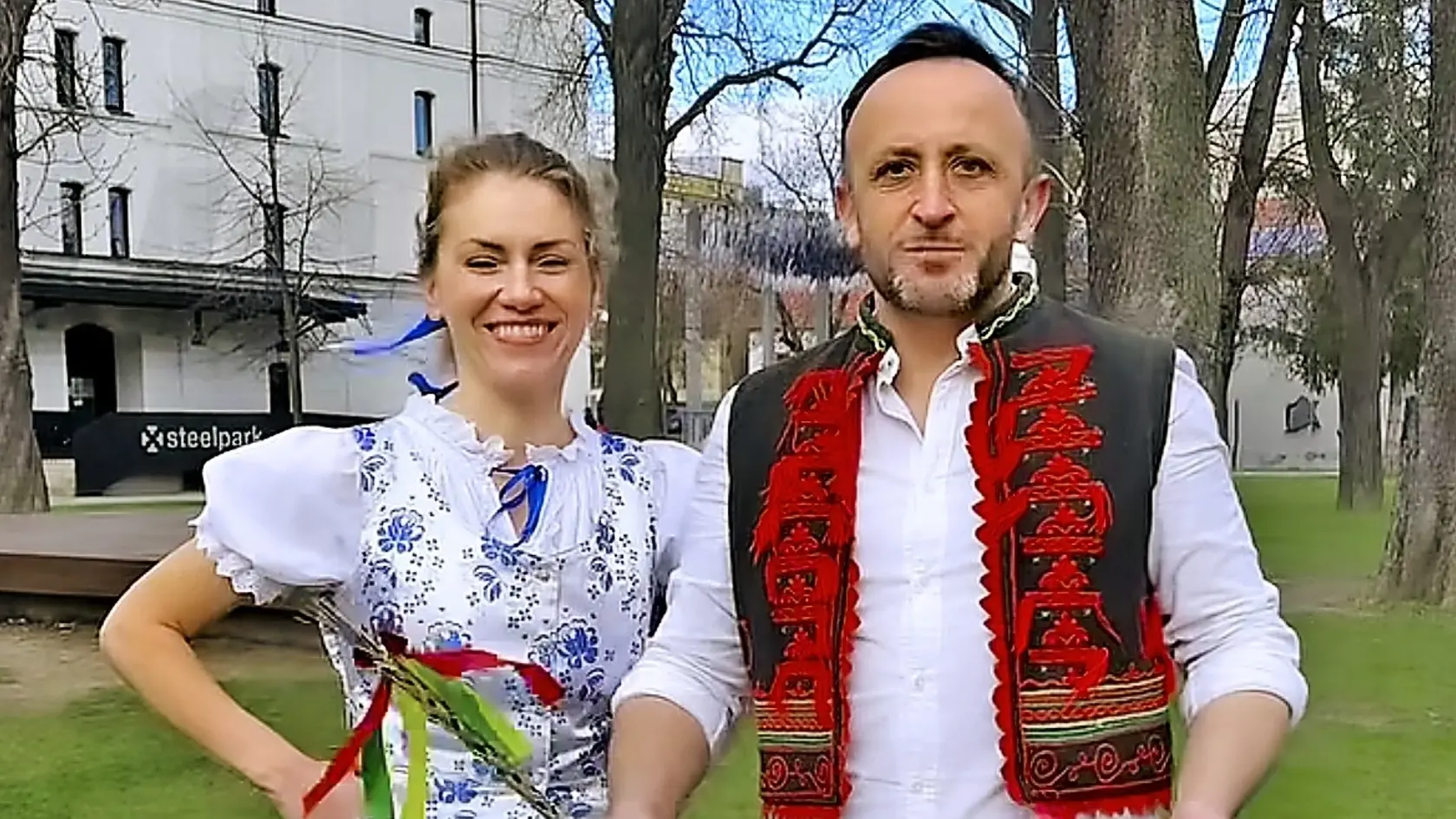 Spevák Ondrej Kandráč so ženou Erikou dodržiavajú veľkonočné zvyky.