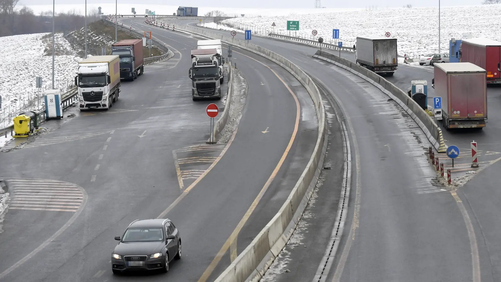 Slovensko sprísňuje režim na hraniciach v súvislosti s novými mutáciami nového koronavírusu. Na snímke slovensko-maďarský hraničný priechod Milhosť – Tornysnémeti 17. februára 2021. FOTO TASR – František Iván