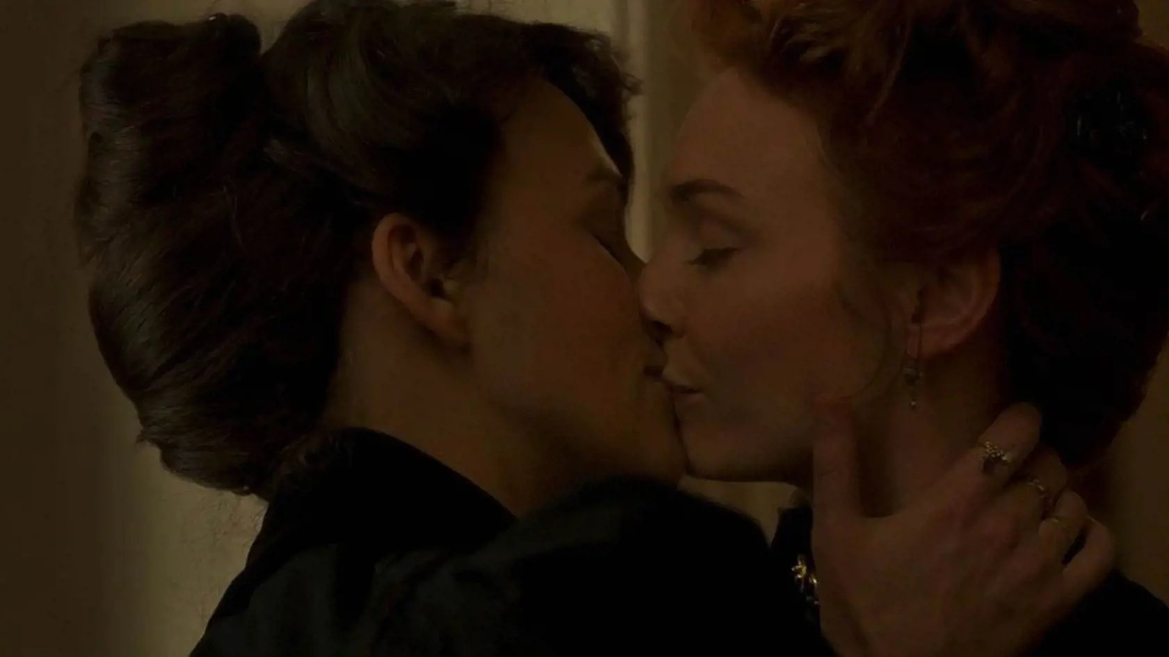 Keira sa v novom filme bozkáva s Eleanor Tomlinson.