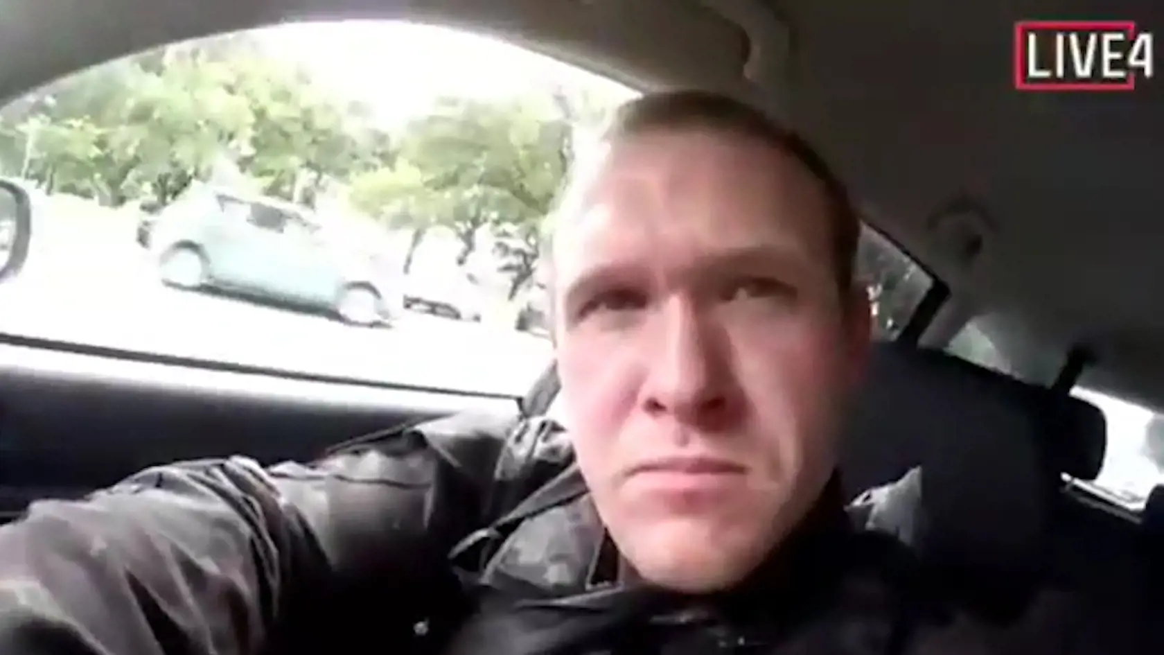 JB 8 Christchurch - Na snímke z videa Brenton Tarrant, podozrivý zo streľby v dvoch mešitách na Novom Zélande, sedí v aute pred útokom v Christchurch 15. marca 2019. Predpokladaný páchateľ streľby v dvoch mešitách na Novom Zélande zverejnil svoj manifest a svoj útok vysielal v priamom prenose na internete. Oficiálne zatiaľ páchateľ nebol identifikovaný, ale austrálsky premiér Scott Morrison informoval, že ide o austrálskeho občana, ktorého popísal ako násilného teroristu z prostredia extrémistic