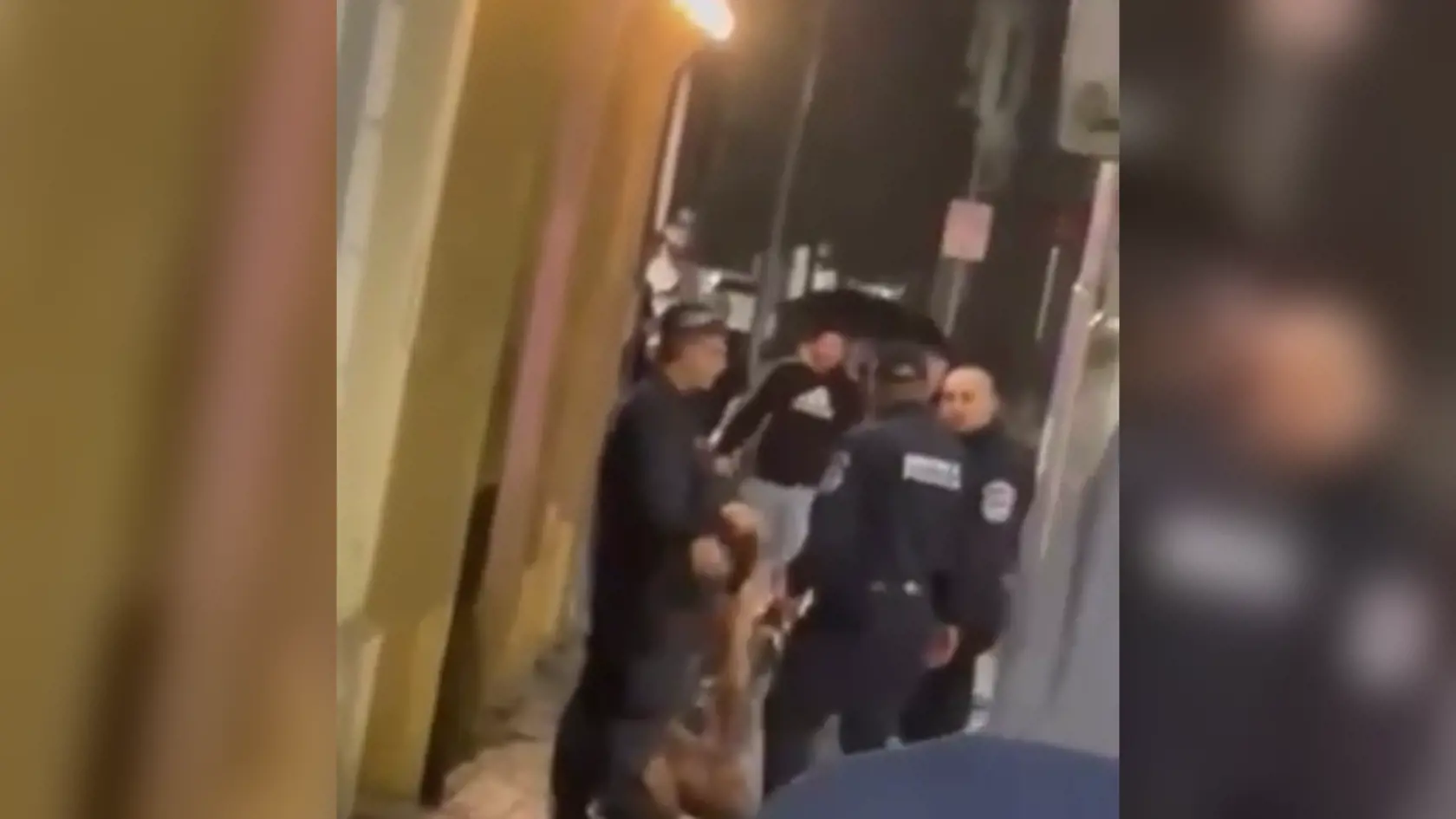 Za mužom sa vybrali aj dvaja príslušníci mestskej polície. Exhibicionista sa k jednému z nich otočil a po pár slovách dal policajtovi facku.