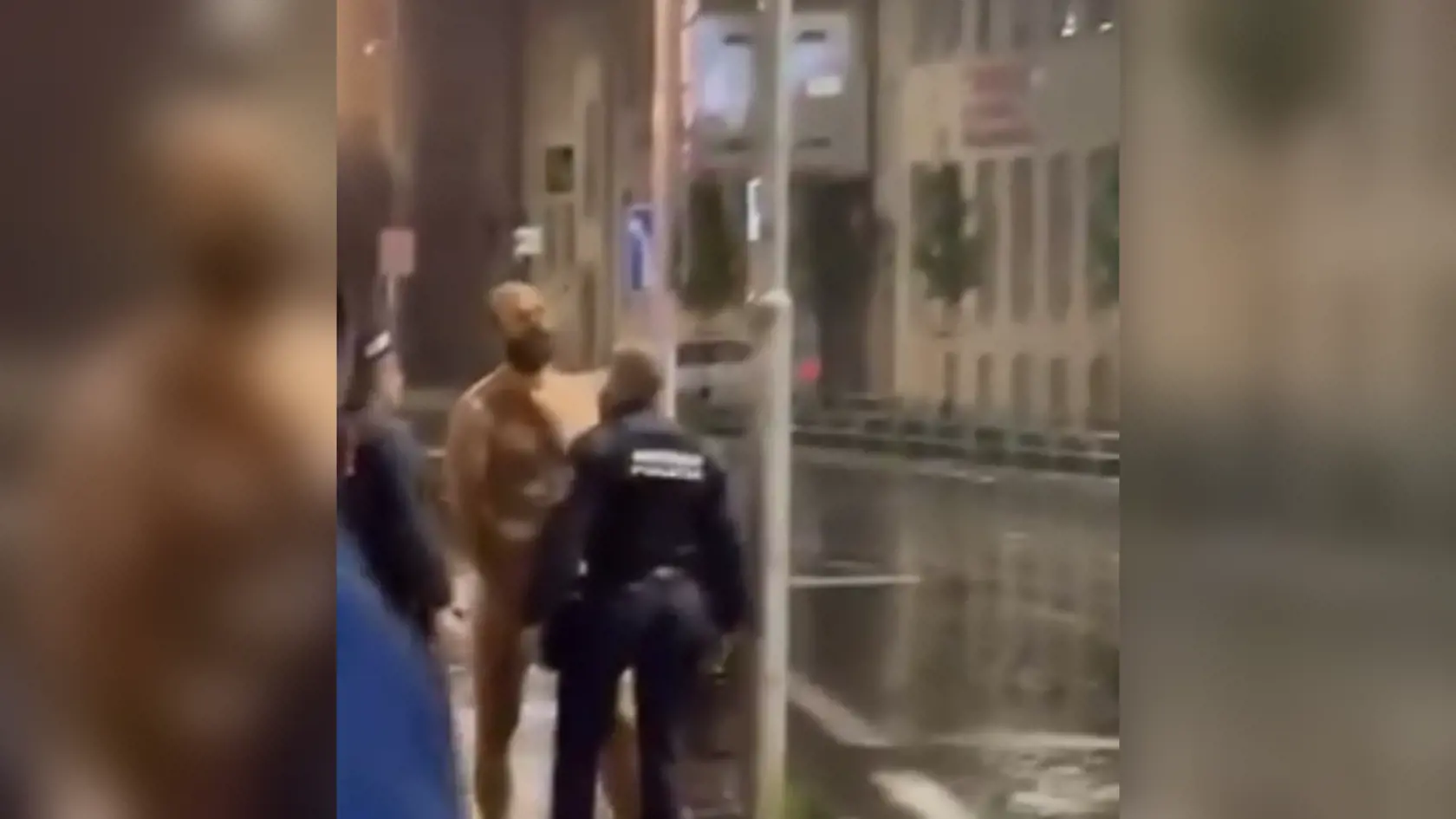 O pár sekúnd neskôr skončil naháč kľačiac na zemi, kým na miesto dobehol tretí mestský policajt.
