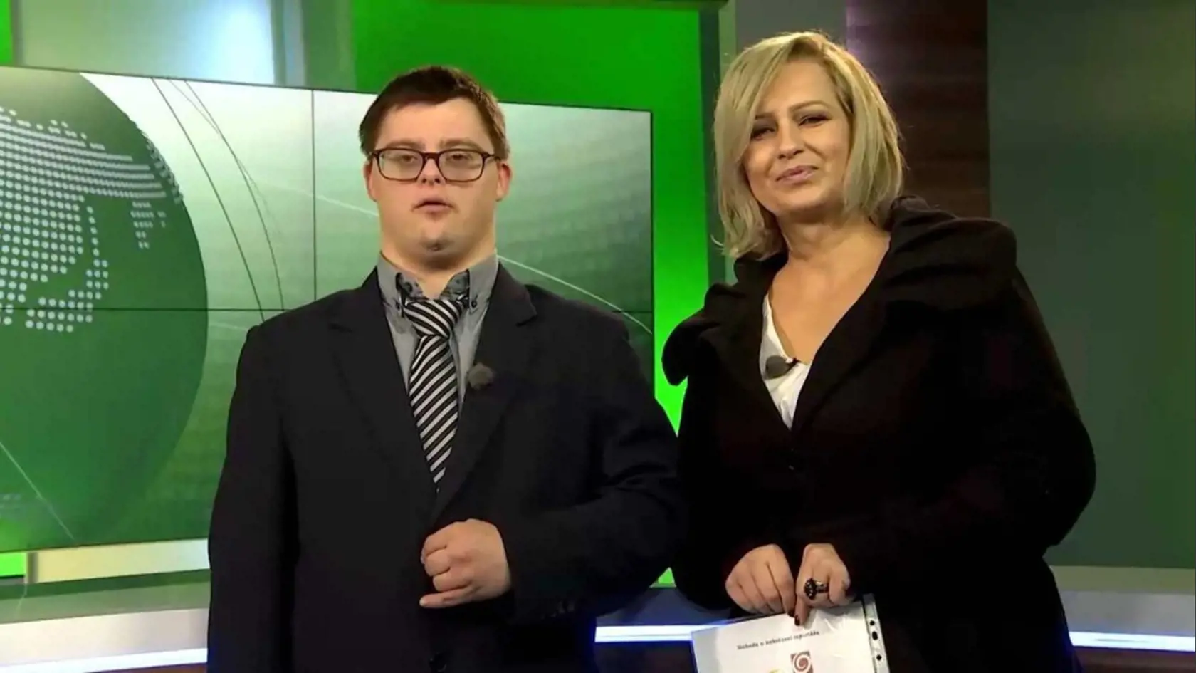 Chlapca sprevádzala moderátorka športových novín Lenka Čviriková Hriadelová. 