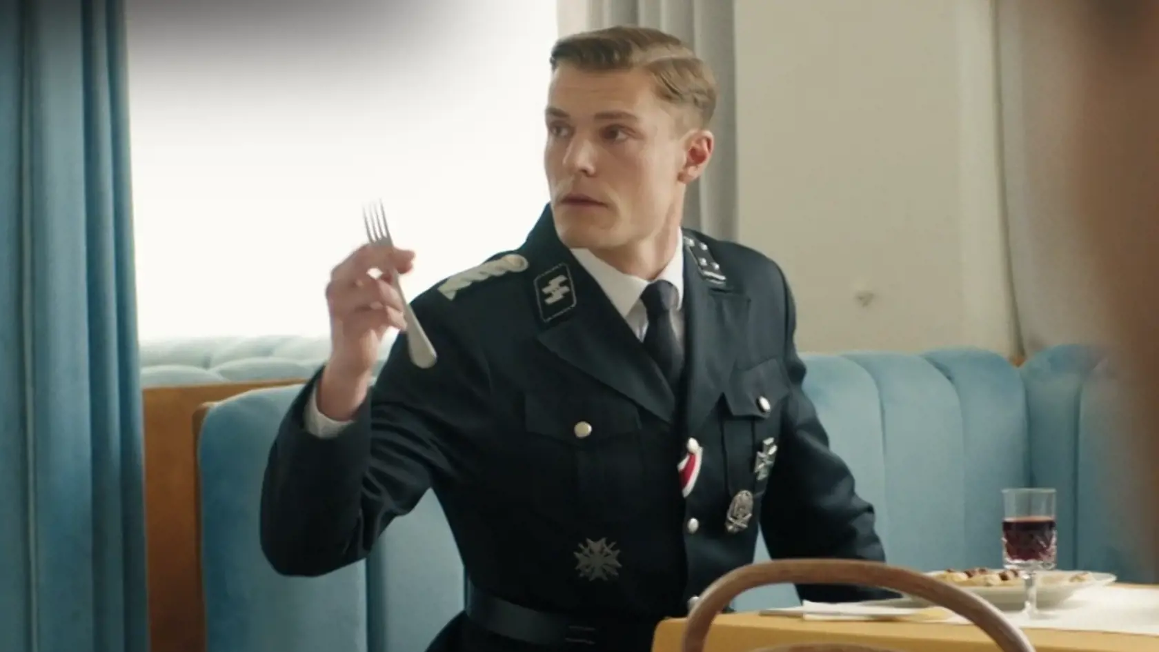 Ján Bakala v Dunaji, k vašim službám. Už od prvej epizódy spôsobil rozruch.