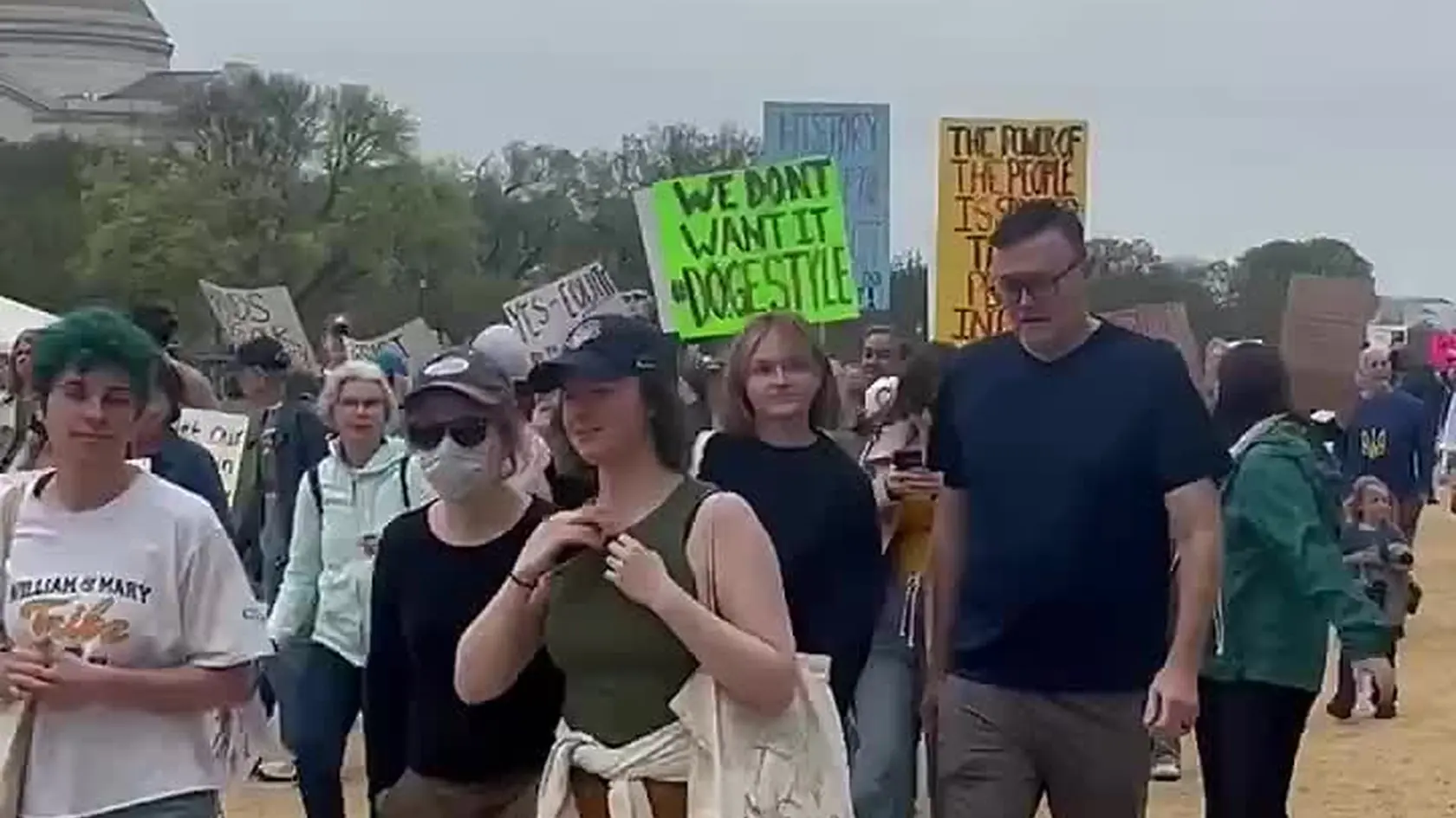 Dosť bolo Trumpa! V Amerike sa konajú obrovské protesty proti jeho vláde.