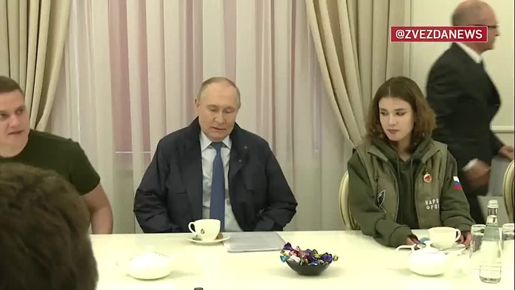 Putin zavítal do západoruskej Kurskej oblasti susediacej s Ukrajinou a stretol sa tam s dobrovoľníkmi a zástupcami obcí a miest v regióne. Rokoval aj s úradujúcim gubernátorom Kurskej oblasti Alexandrom Chinštejnom a navštívil rozostavanú Kurskú jadrovú elektráreň 2.