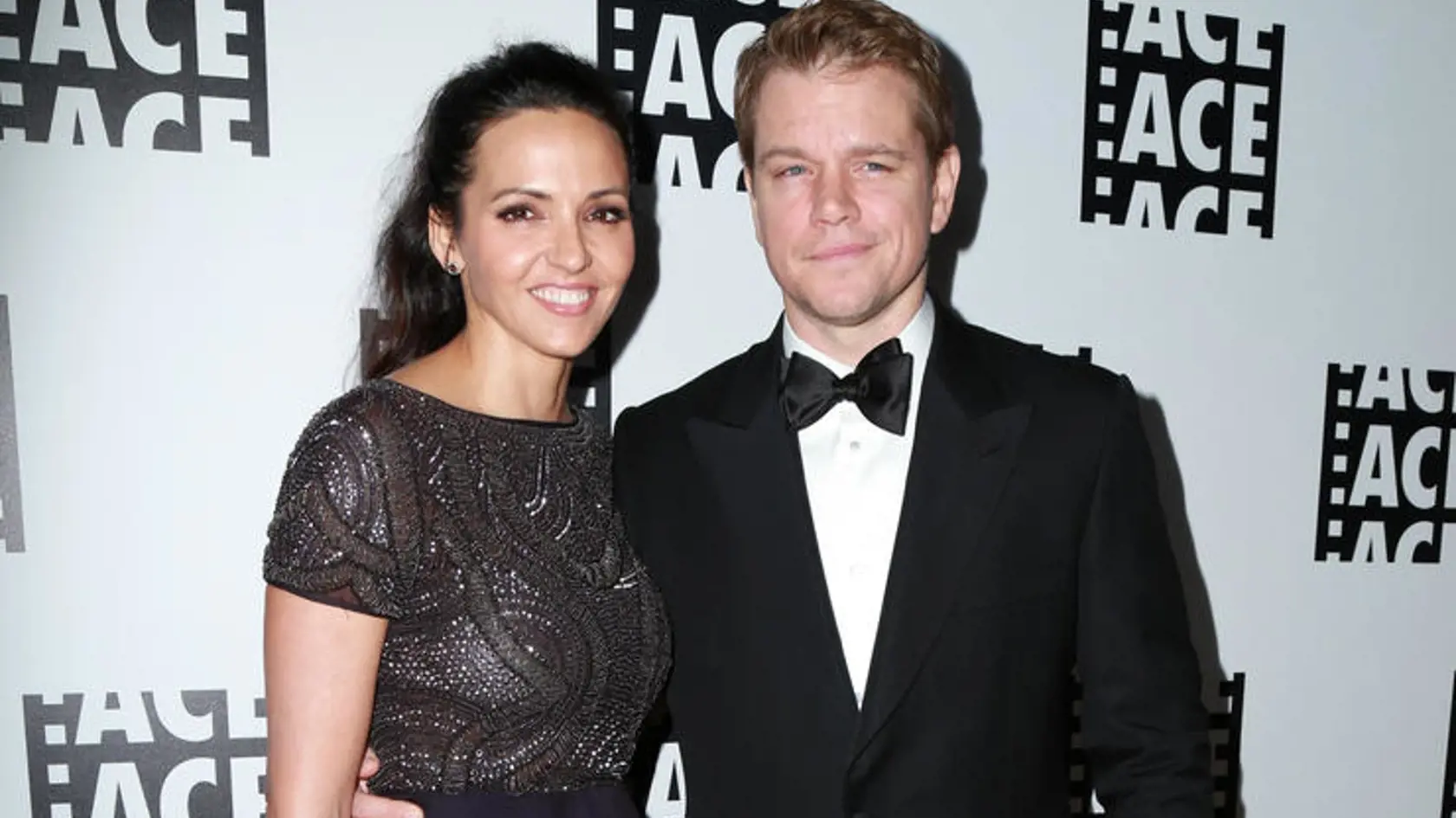 Matt Damon & Luciana Barroso: Matt Damon spoznal svoju ženu v bare, kde mu nalievala. Ona si hneď pomyslela, že vyzerá ako "ten" herec, ale krajší. Iskra preskočila, vzali sa a majú spolu tri deti.
