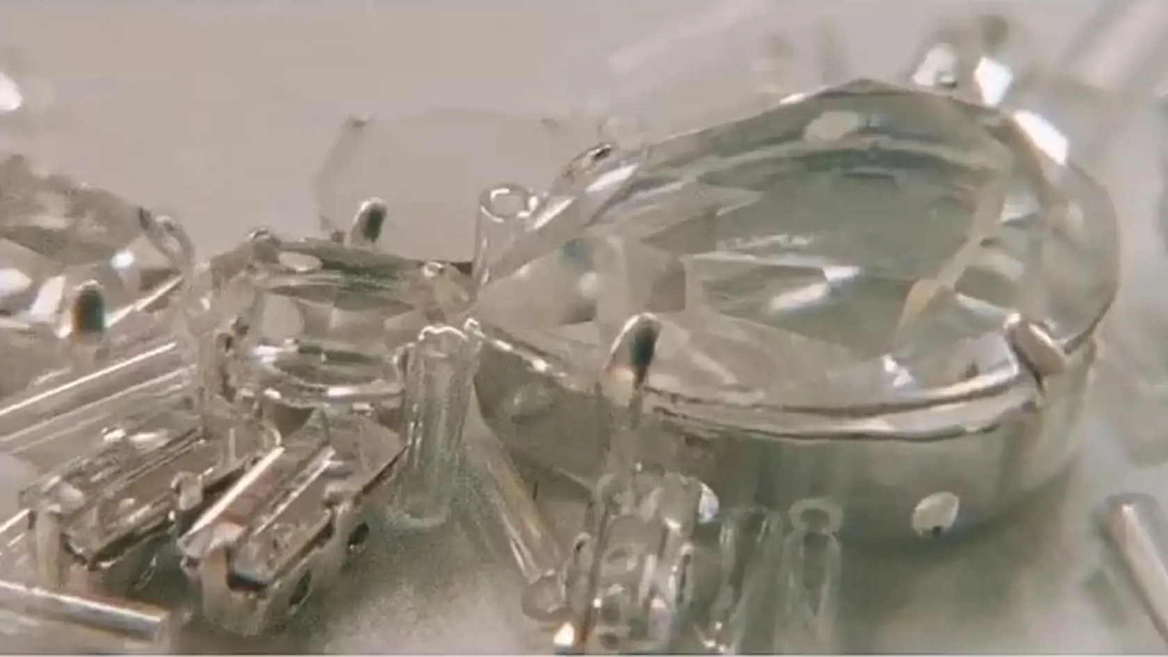 Ďalšie – tentoraz so štedrým dekoltom – obsahovali vyšívané krištáľmi značky Swarovski. Tretia kreácia bola zase bohato ovešaná perlami.