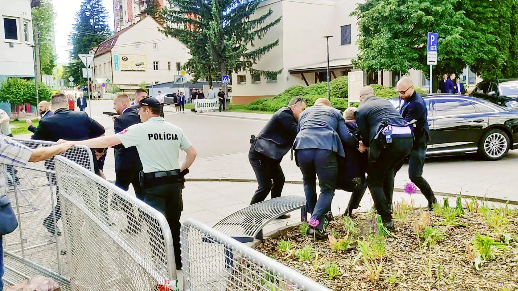 Atentát na premiéra. Radovan Bránik po ňom komunikoval s manželkou útočníka Juraja Cintulu. Stal sa preto aj predmetom preverovania bezpečnostných zložiek.