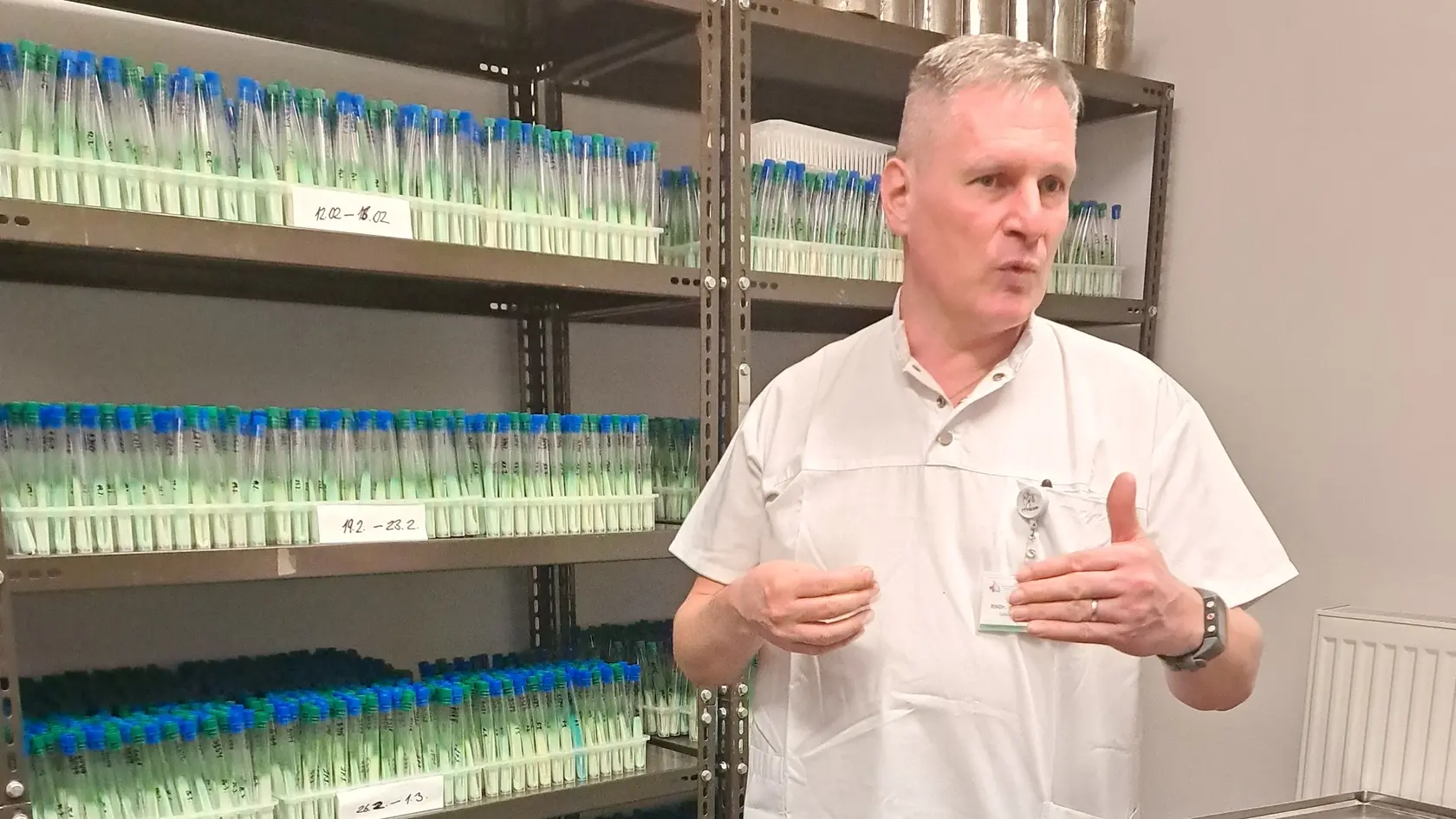 Na snímke laboratórny diagnostik Igor Porvazník pri zariadení na diagnostiku vzoriek vo Vyšných Hágoch.
