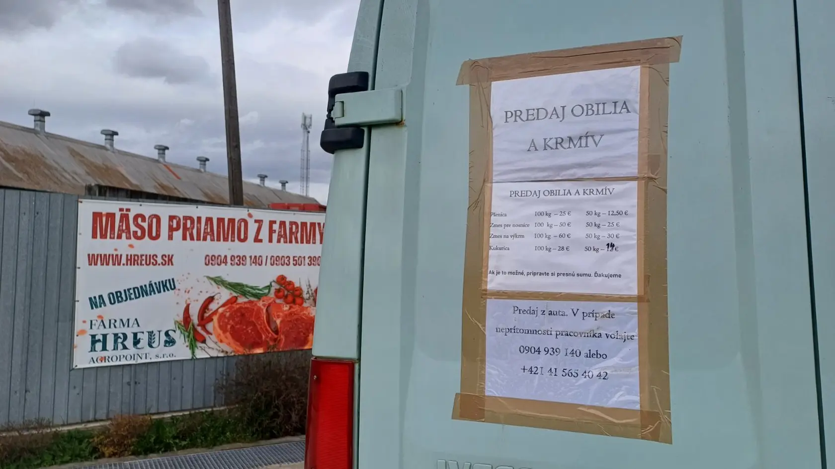 Predaj: Dodávka s krmivom je pred areálom farmy, zákazníci si zavolajú predávajúceho a obchodujú tam.