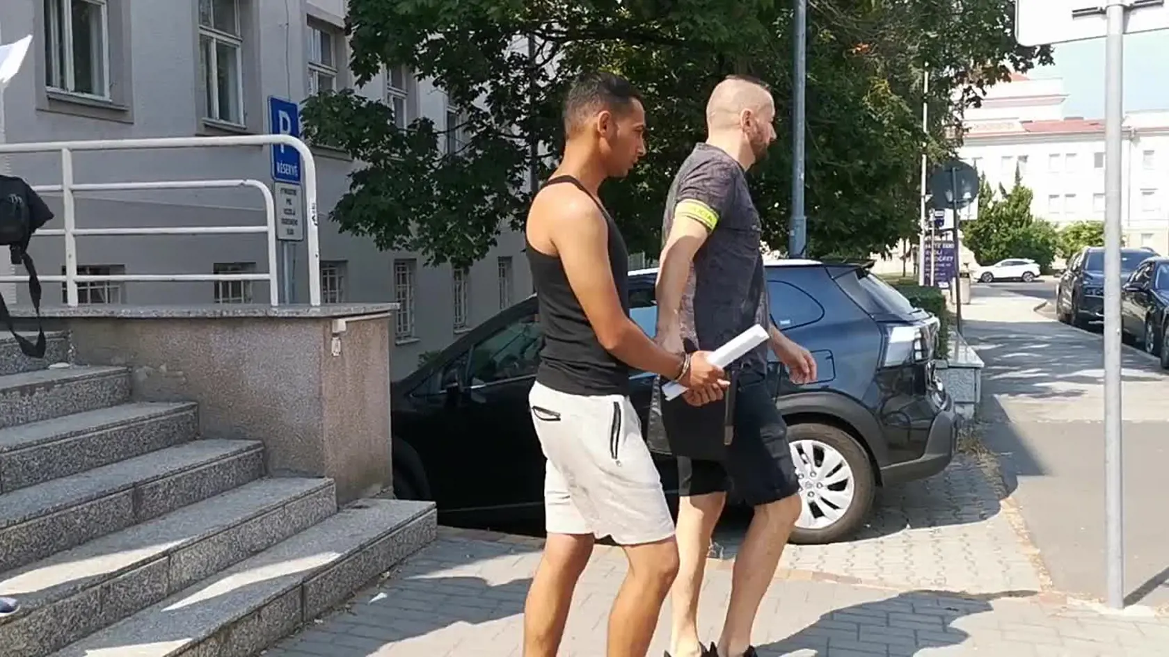Handlovčan Ivan B. (19), ktorý brutálne zmlátil železničiarku Milku (60) už je vo väzbe. O jeho väzobnom stíhaní rozhodol vo štvrtok Okresný súd v Prievidzi. Na súde tiež vyplávali na povrch detaily zbesilého útoku aj posledné slová Ivana adresované Milke predtým, ako ju začal zúrivo mlátiť.