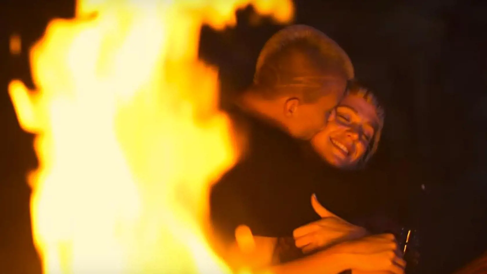 Prišlo aj k bozkávaniu.