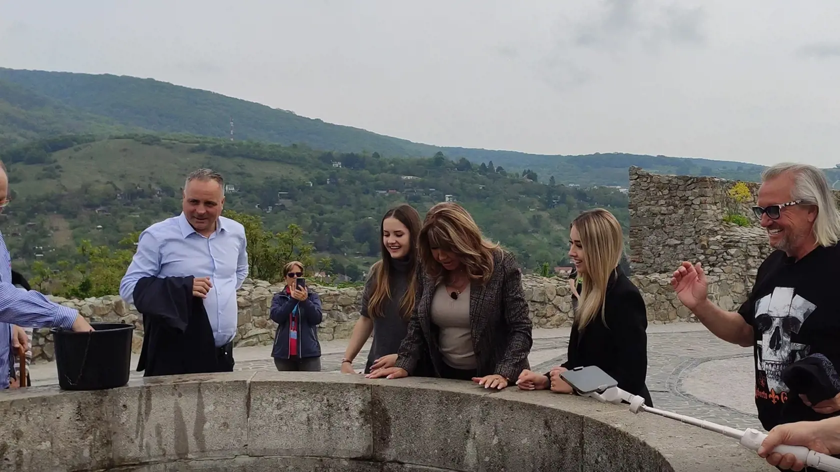 Rodinka Geissenovcov navštívila počas druhého dňa svojej návštevy na Slovensku zrúcaninu hradu Devín v Bratislave. Carmen, Roberta, Shaniu a Davinu sprevádzali predseda BSK Juraj Droba a minister hospodárstva Richard Sulík.