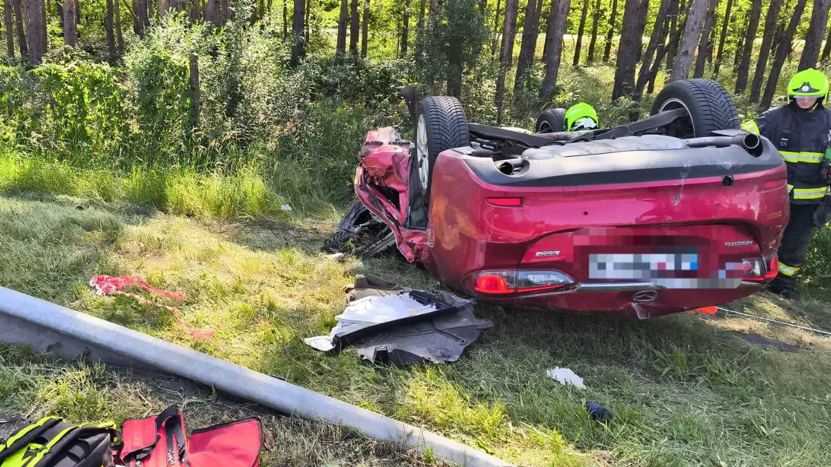 Na diaľnici D2 došlo k prevráteniu osobného motorového vozila zn. Mazda.