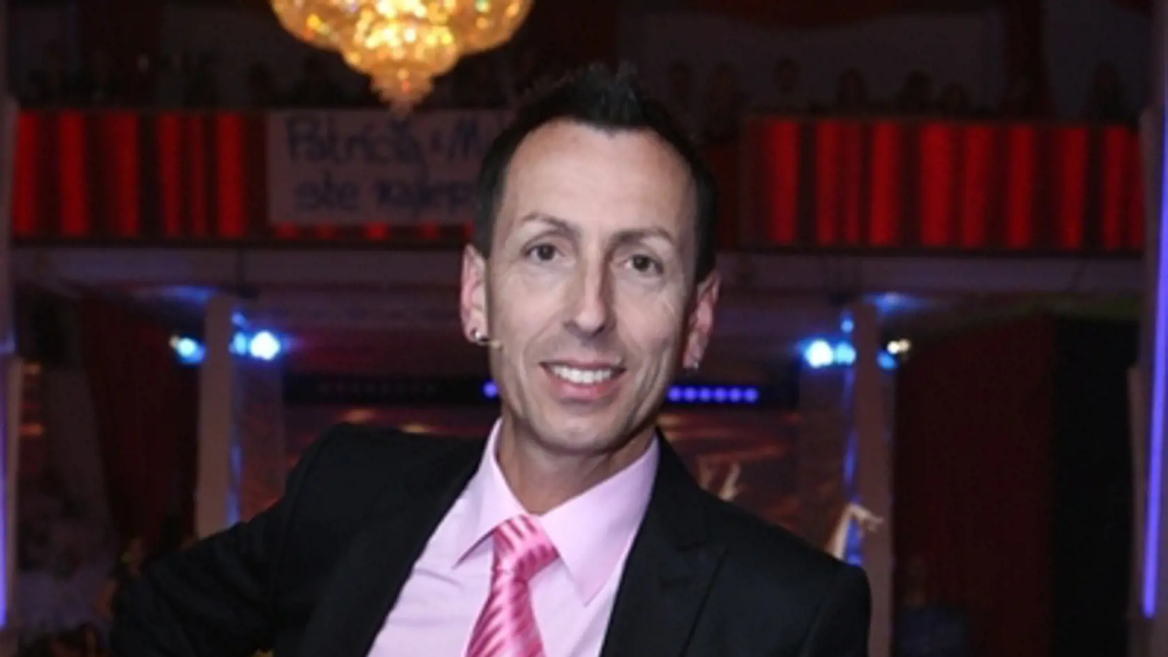 ZDENĚK CHLOPČÍK sa
profesionálne venoval
tancu 23 rokov. Obidve
tanečné partnerky,
ktoré mal, sa stali
aj jeho manželkami.
