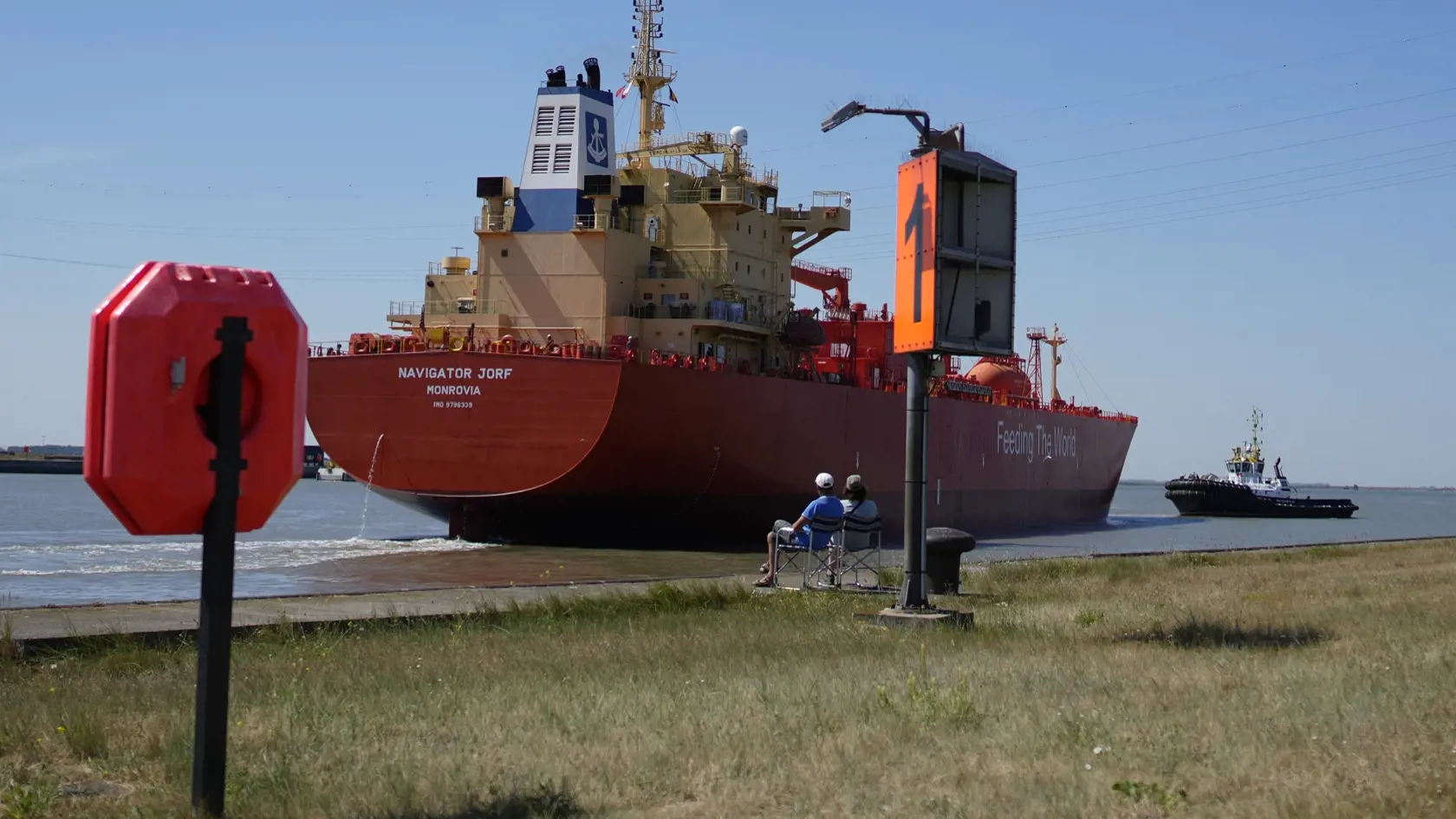 KK20 Antverpy - Tanker Navigator Jorf, ktorý preváža skvapalnený plyn (LNG), v prístave v Antverpách 10. augusta 2022. Zlúčený prístav Port of Antwerp-Bruges je druhým najväčším prístavom v Európe. FOTO TASR/AP
A couple watch from the banks as a river pilot steers a tugboat to lead the LPG tanker Navigator Jorf through the Port of Antwerp, Belgium, Wednesday, Aug. 10, 2022. Port of Antwerp-Bruges is the second largest port in Europe. (AP Photo/Virginia Mayo)