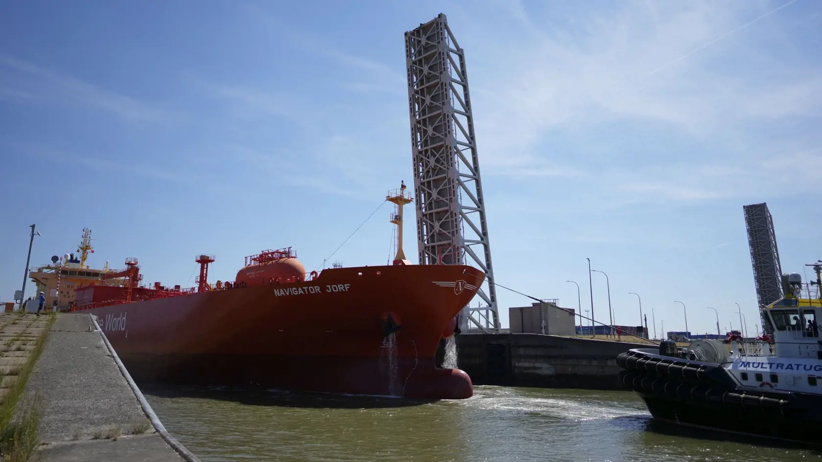 KK19 Antverpy - Tanker Navigator Jorf, ktorý preváža skvapalnený plyn (LNG), v prístave v Antverpách 10. augusta 2022. Zlúčený prístav Port of Antwerp-Bruges je druhým najväčším prístavom v Európe. FOTO TASR/AP
A river pilot steers a tugboat to lead the LPG tanker Navigator Jorf through the Port of Antwerp, Belgium, Wednesday, Aug. 10, 2022. Port of Antwerp-Bruges is the second largest port in Europe. (AP Photo/Virginia Mayo)