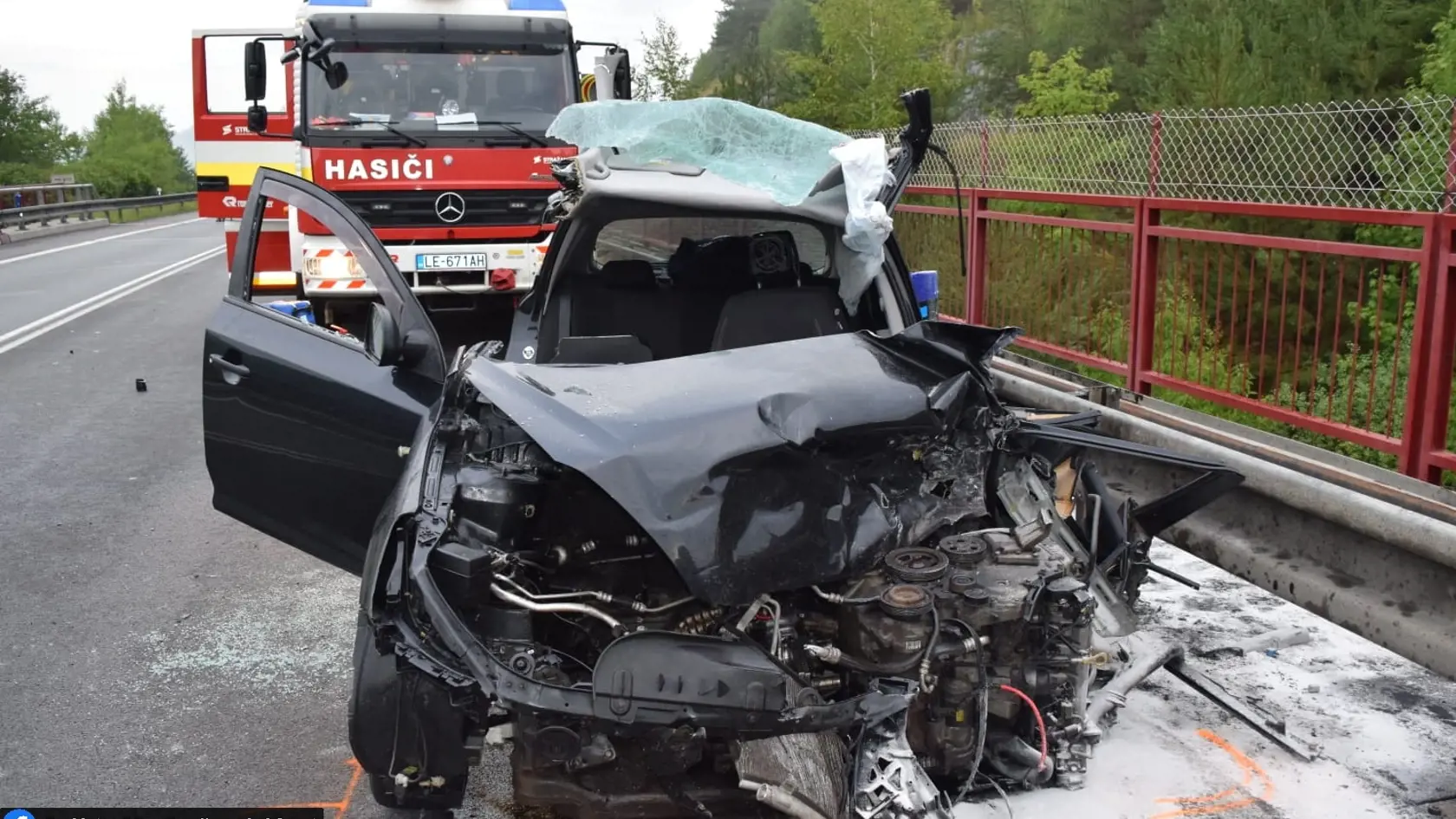 V sobotu skoro ráno došlo pred tunelom Branisko, v smere z Popradu, k čelnej zrážke dvoch osobných áut. 28-ročný vodič Kie zrážku žiaľ neprežil. Druhý, 41-ročný vodič Volva pri nehode utrpel ľahké zranenia.