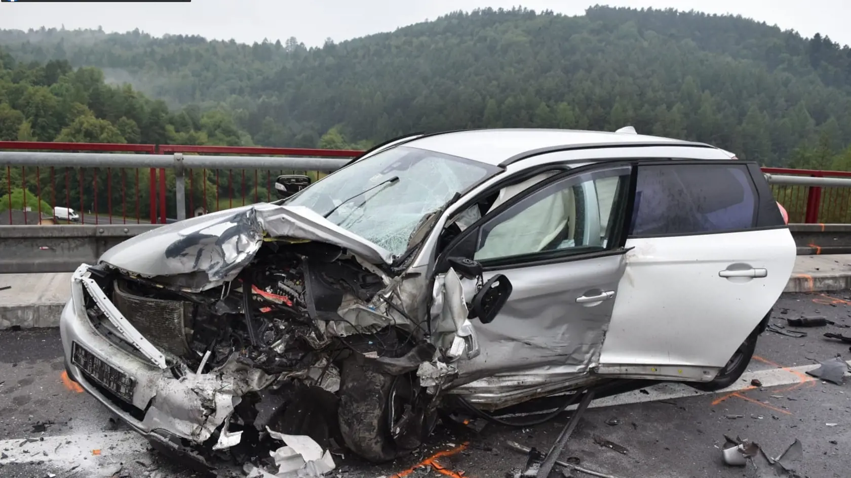 V sobotu skoro ráno došlo pred tunelom Branisko, v smere z Popradu, k čelnej zrážke dvoch osobných áut. 28-ročný vodič Kie zrážku žiaľ neprežil. Druhý, 41-ročný vodič Volva pri nehode utrpel ľahké zranenia.