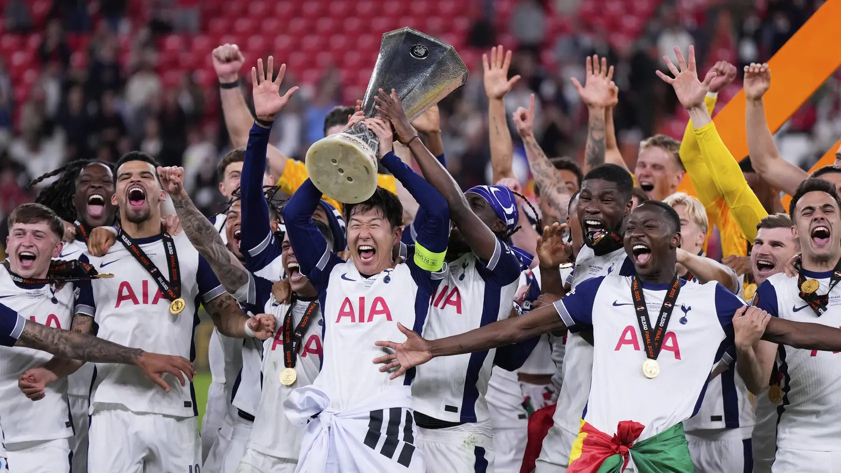 Futbalisti Tottenhamu Hotspur oslavujú víťazstvo v Európskej lige.