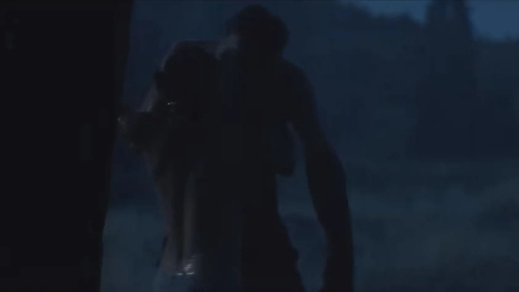 Vo filme si to Gabika a Vojtěch rozdali v daždi pod stromom.
