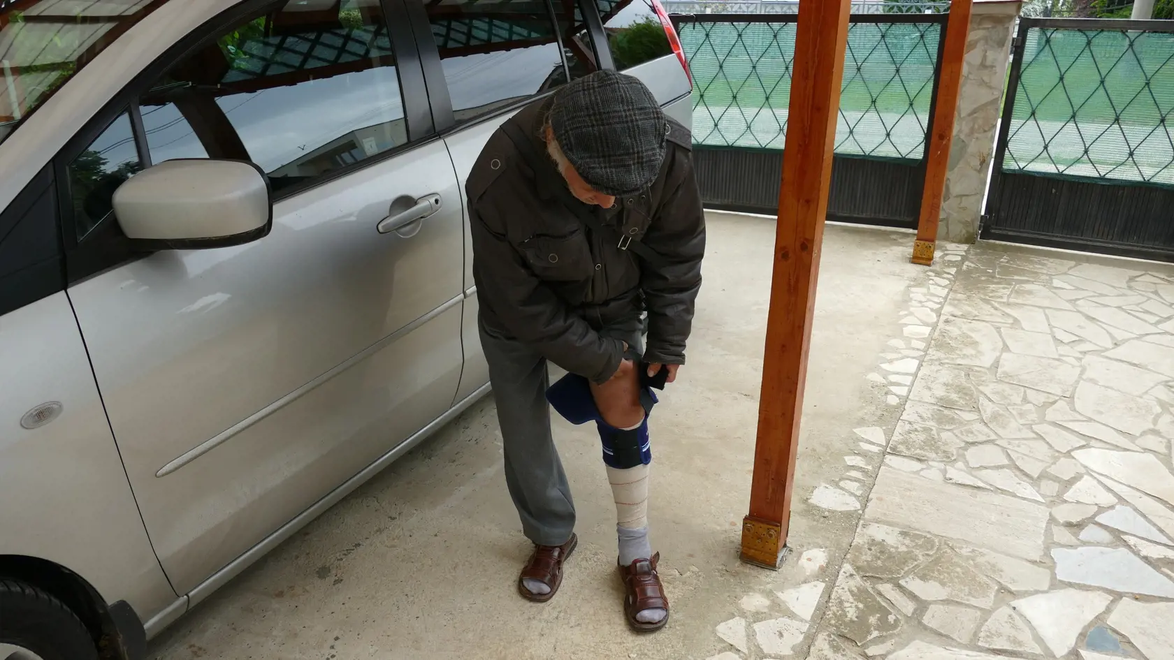 Do ľavého kolena Karola Cigáňa (68) vložili pri prvej operácii náhradu pre pravé kolena. Museli ho operovať ešte raz.