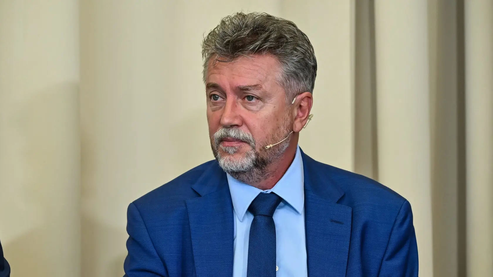 V koalícii sa má o zákone o tzv. covidových amnestiách, ak ho prezident SR Peter Pellegrini nepodpíše a vráti do parlamentu, ešte diskutovať. Poslanec Národnej rady (NR) SR Roman Michelko (SNS) si myslí, že SNS a Smer-SD by nemali problém prelomiť prípadné veto hlavy štátu. Zákonodarca Ján Podmanický (Smer-SD) legislatívu víta a za prípadné prelomenie veta bude hlasovať. Predseda poslaneckého klubu PS Martin Dubéci a poslanec Jozef Hajko (KDH) zákon kritizujú.
