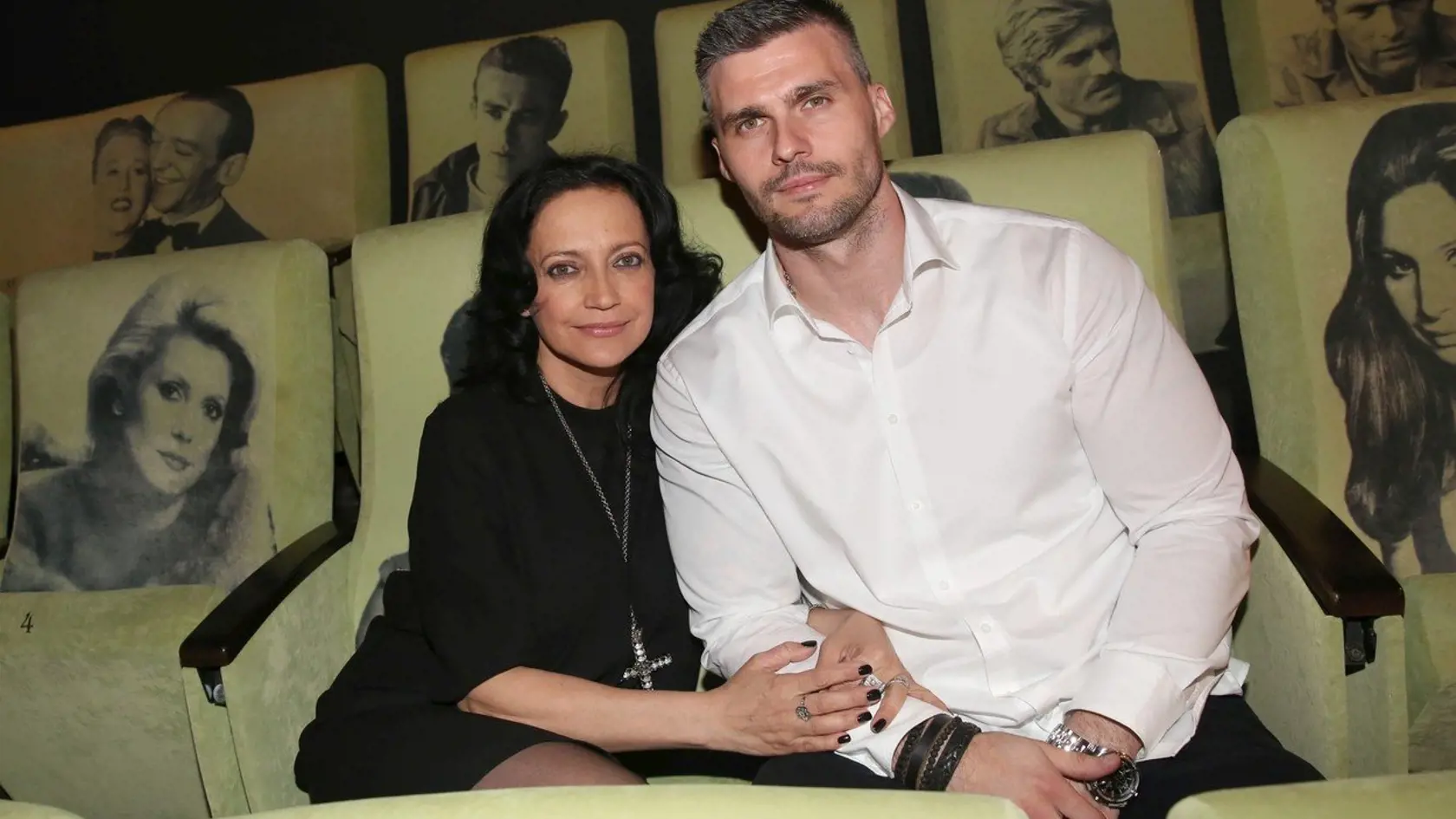 Radek Filipi je naozaj zajačik. Od Lucie je mladší o 18 rokov!
