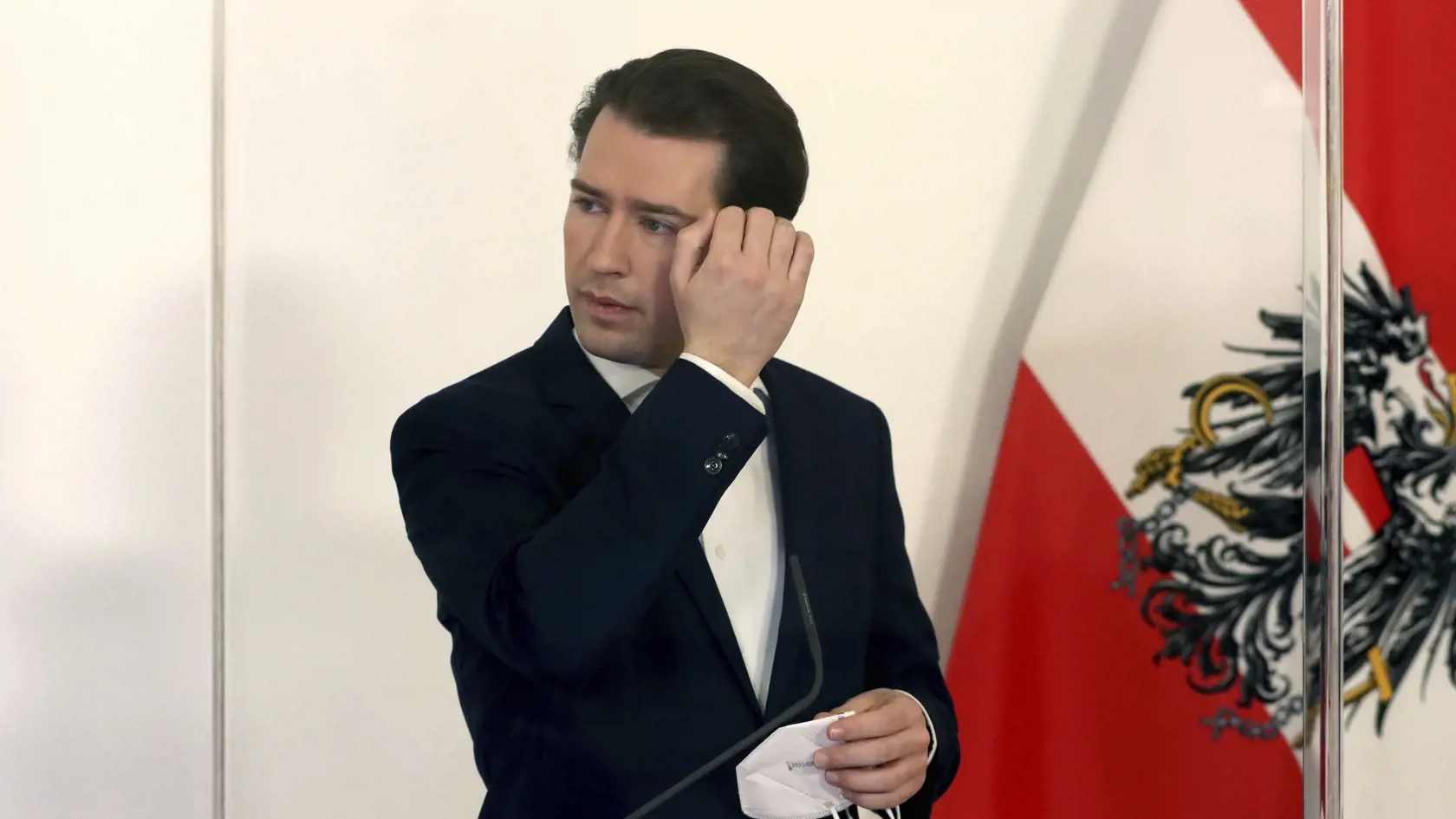 EBE 29 Viedeň - Na snímke rakúsky kancelár Sebastian Kurz počas tlačovej konferencie vo Viedni 5. marca 2021. Rakúske Národné grémium pre očkovanie (NIG) sa po piatkovom zasadnutí vyslovilo za používanie vakcíny od AstraZenecy bez vekového limitu, a to pre rizikové a vysoko rizikové skupiny obyvateľstva. FOTO TASR/AP
Austrian Chancellor Sebastian Kurz attends at a press conference at the federal chancellery in Vienna, Austria, Friday, March 5, 2021. Austrian Chancellor Sebastian Kurz talks about