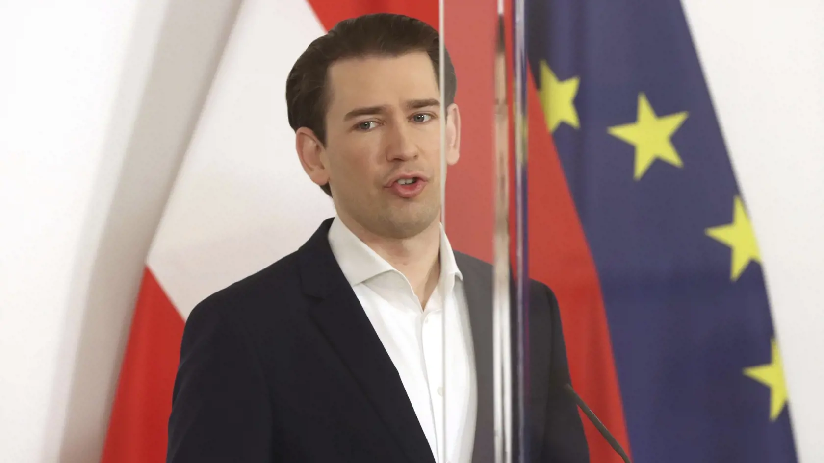 EBE 27 Viedeň - Na snímke rakúsky kancelár Sebastian Kurz počas tlačovej konferencie vo Viedni 5. marca 2021. Rakúske Národné grémium pre očkovanie (NIG) sa po piatkovom zasadnutí vyslovilo za používanie vakcíny od AstraZenecy bez vekového limitu, a to pre rizikové a vysoko rizikové skupiny obyvateľstva. FOTO TASR/AP
Austrian Chancellor Sebastian Kurz speaks behind plexiglass shields during a press conference at the federal chancellery in Vienna, Austria, Friday, March 5, 2021. Austrian Chancell