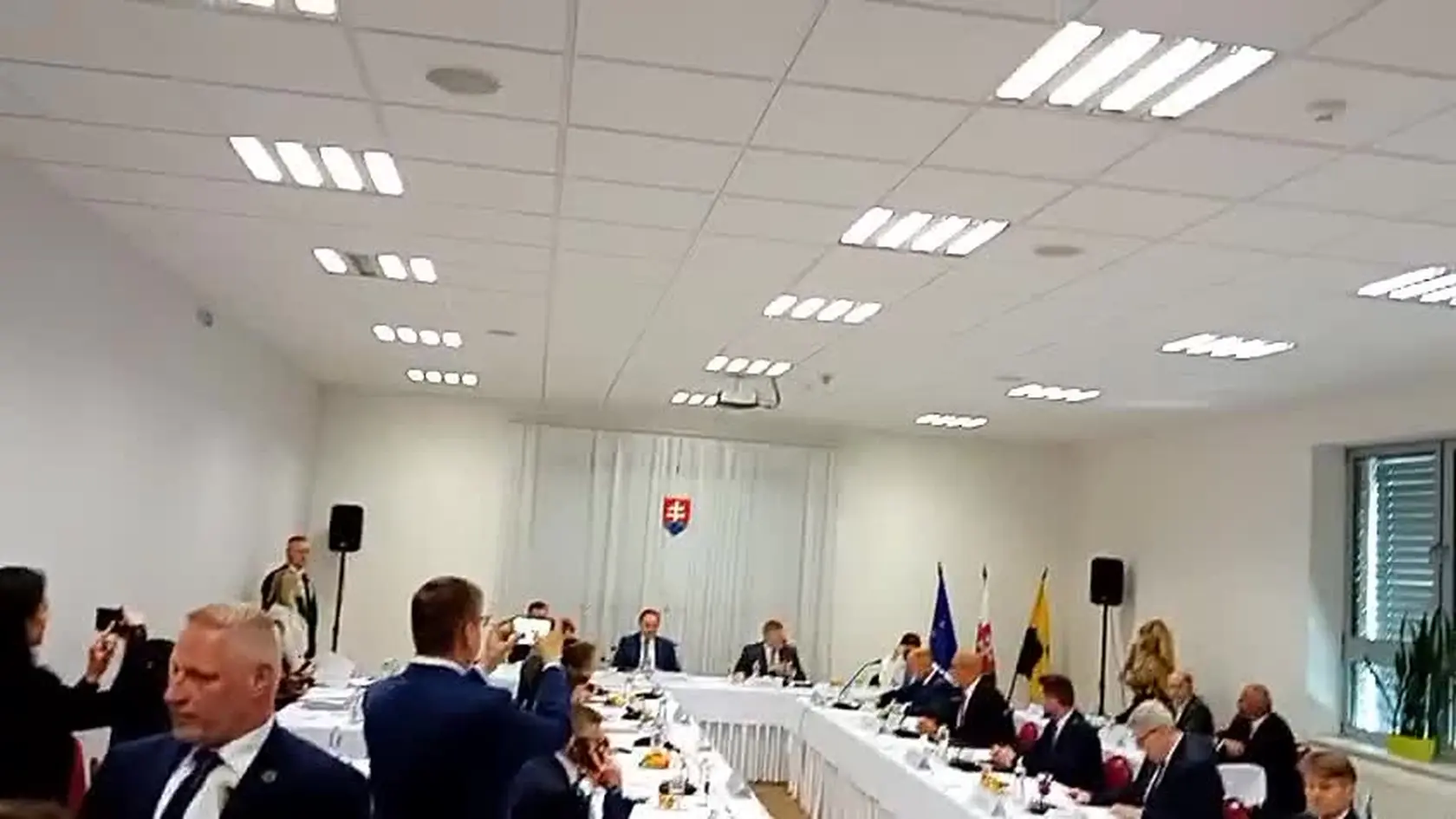 V Handlovej boli o 15:00 už všetci prítomní politici usadení na svojich miestach, pripravení na rokovanie.