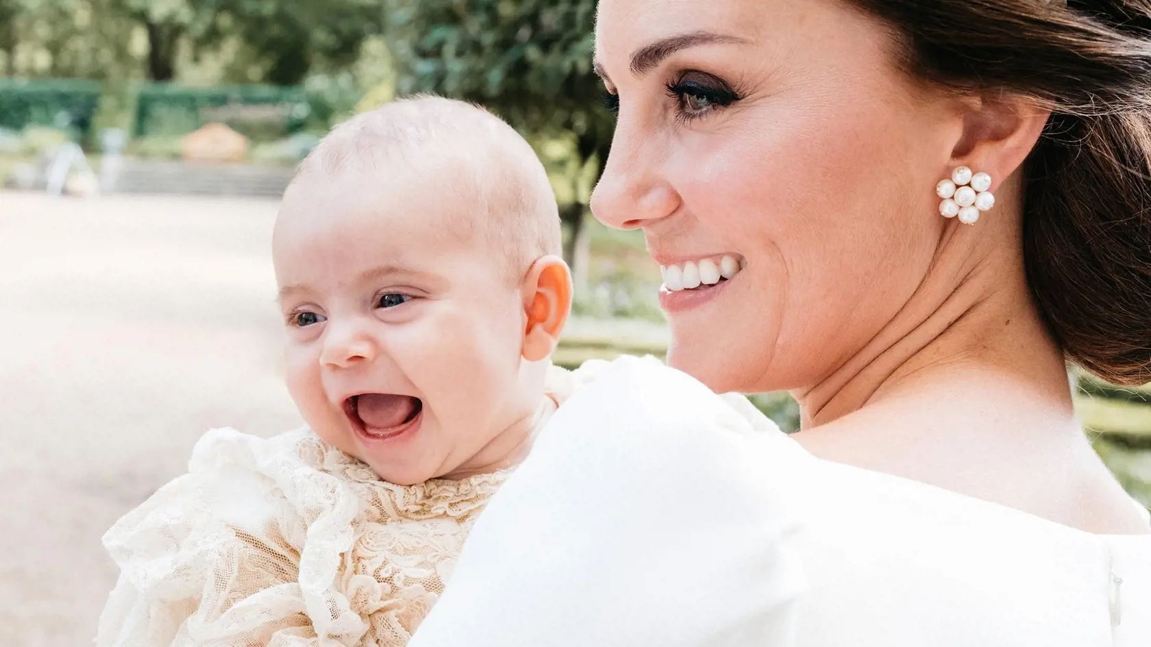 Najmladšie z troch detí Kate a Williama na svojom krste. 