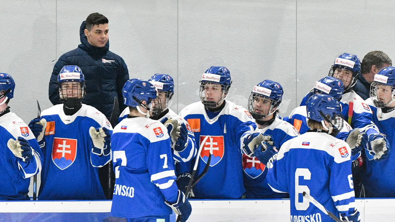 Na snímke zľava hlavný tréner slovenskej hokejovej reprezentácie 18 Martin Dendis.
