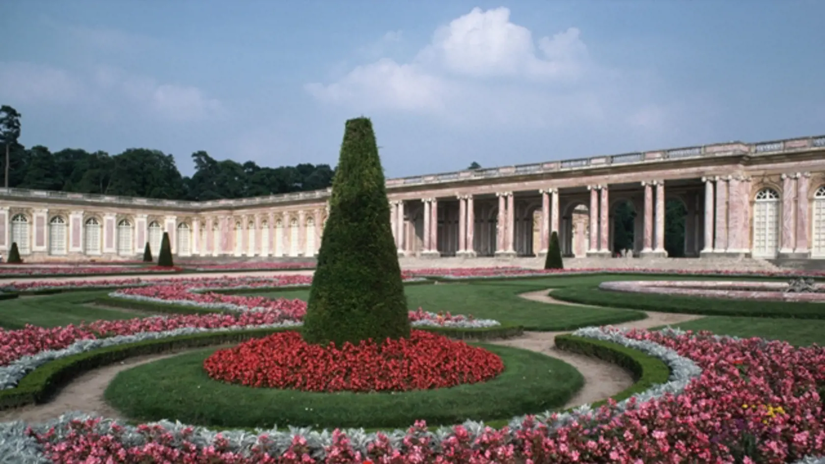 VEĽKÝ TRIANON: Dejiskom podpisu
Trianonskej zmluvy bol tento palác
v záhradách zámku Versailles pri
Paríži.